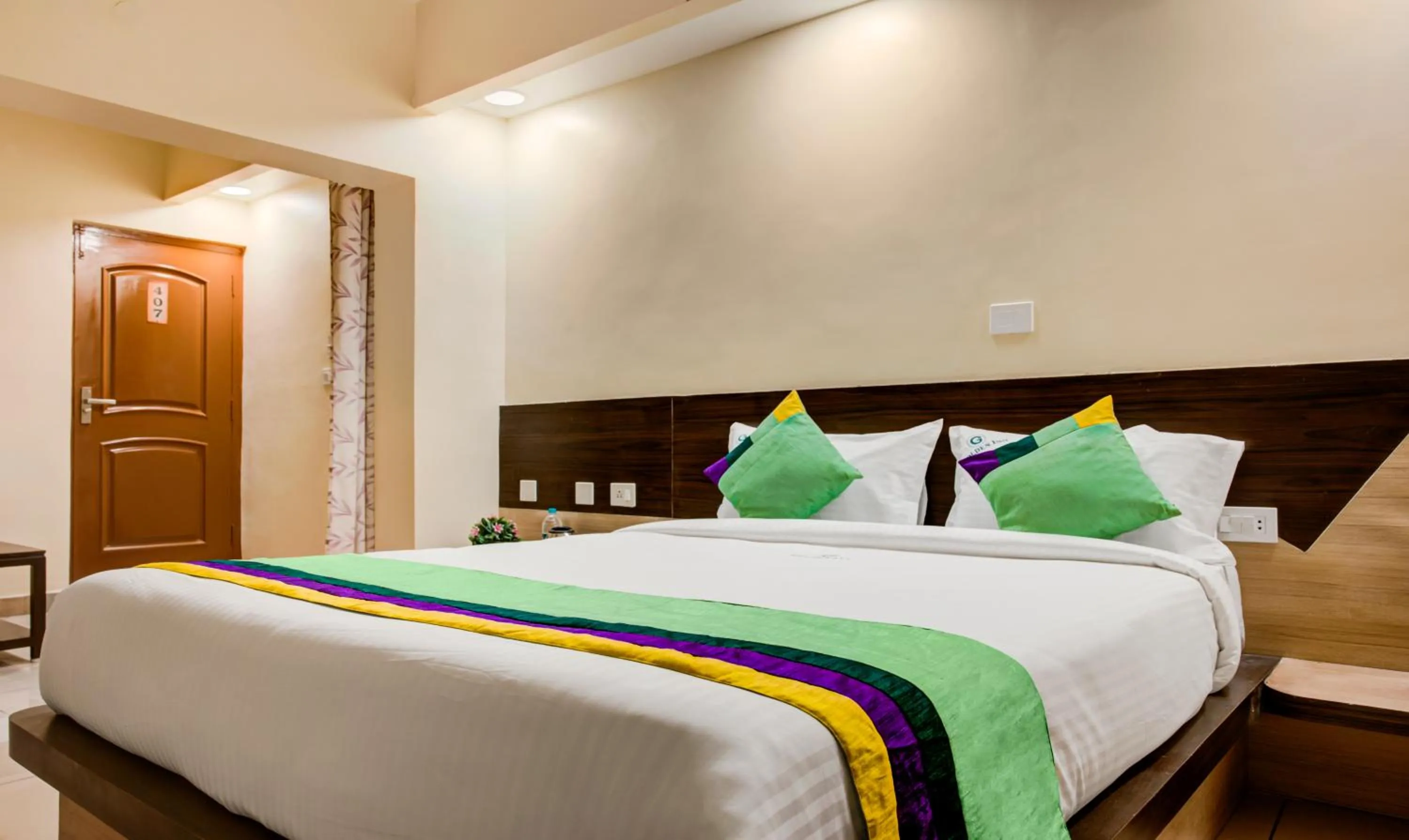 Bedroom, Bed in Treebo Golden Inn, 700 Mtrs From Promenade Beach