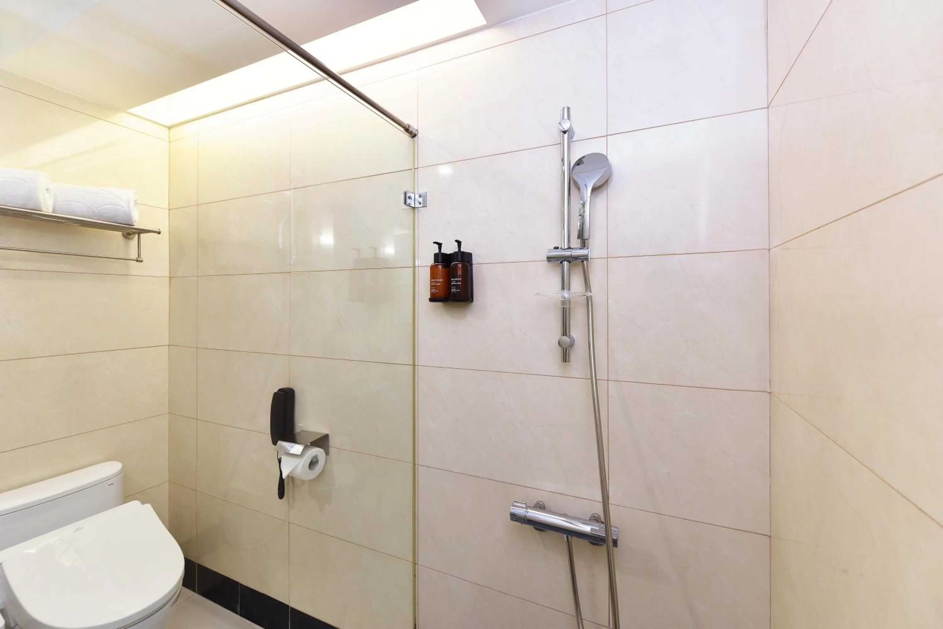 Toilet in Fullon Poshtel - Linkou