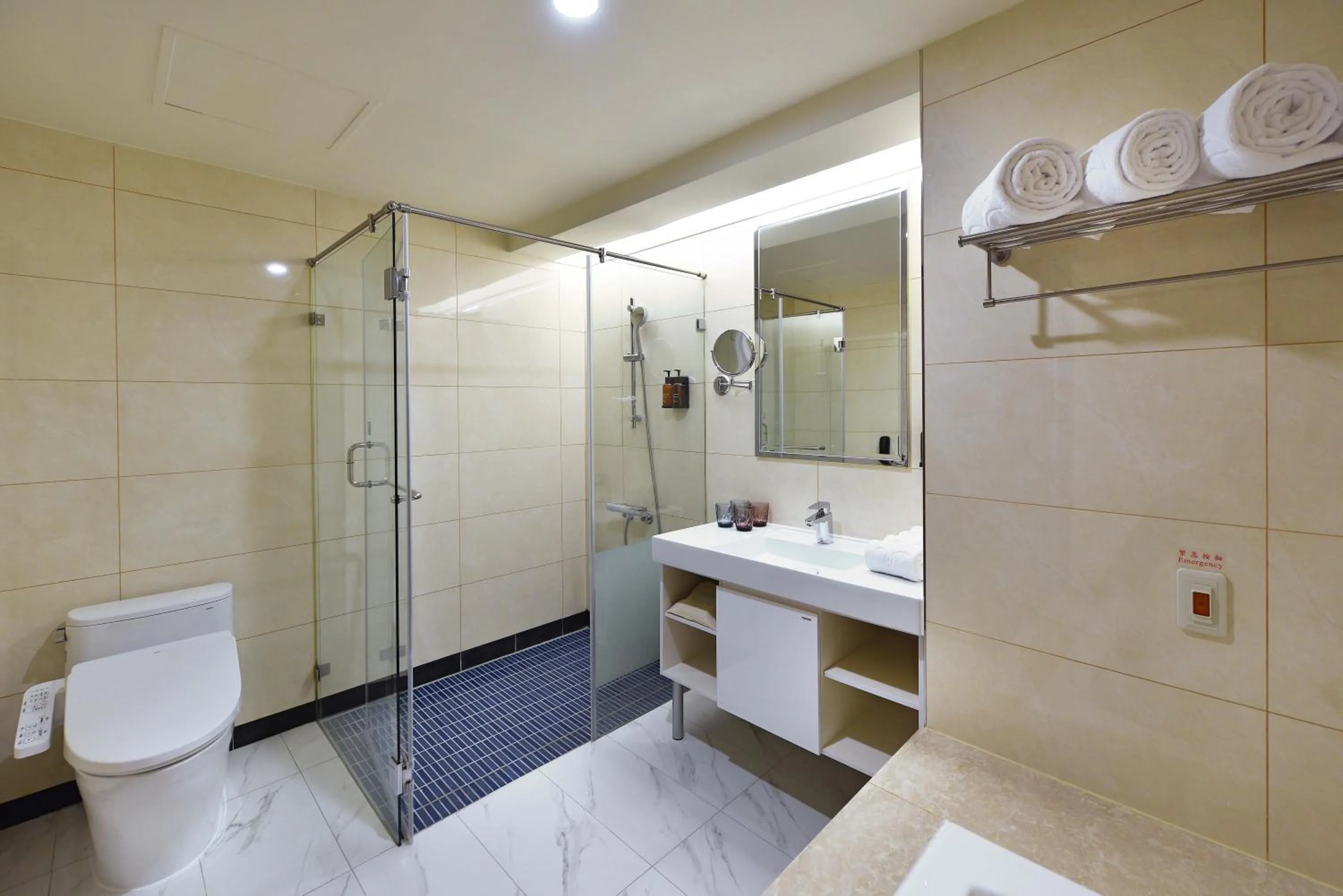 Shower in Fullon Poshtel - Linkou