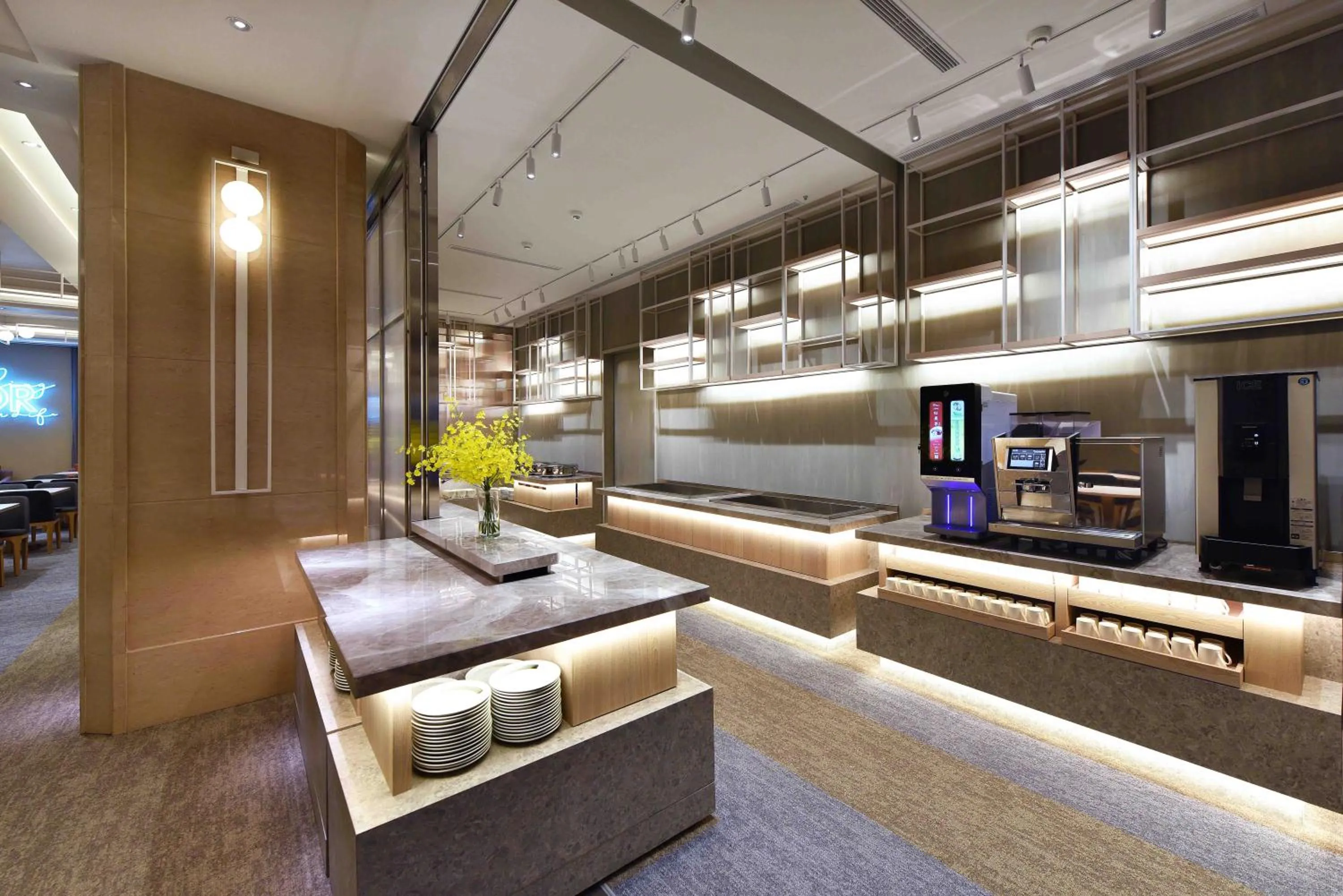 Restaurant/places to eat, Bed in Fullon Poshtel - Linkou