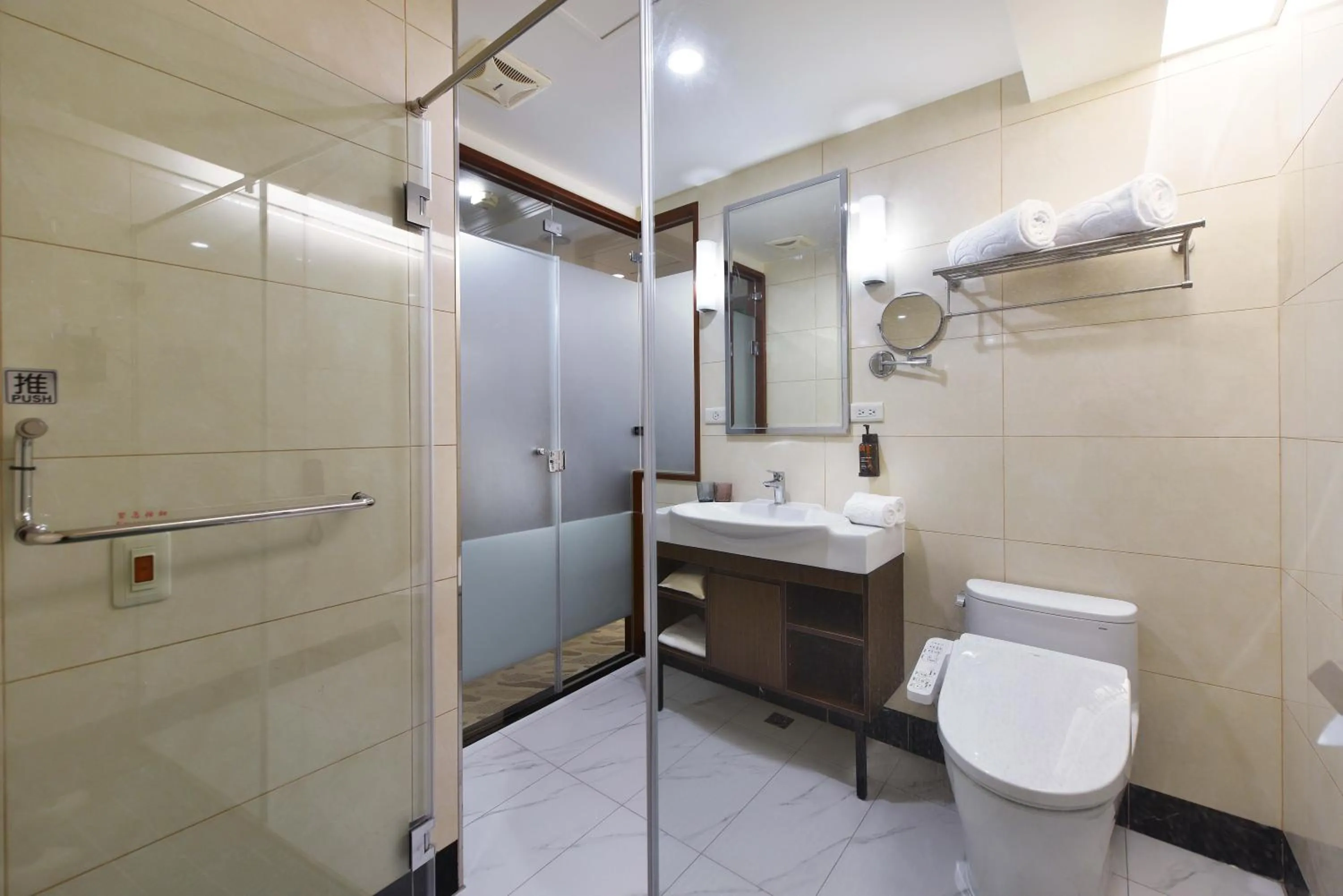 Toilet in Fullon Poshtel - Linkou