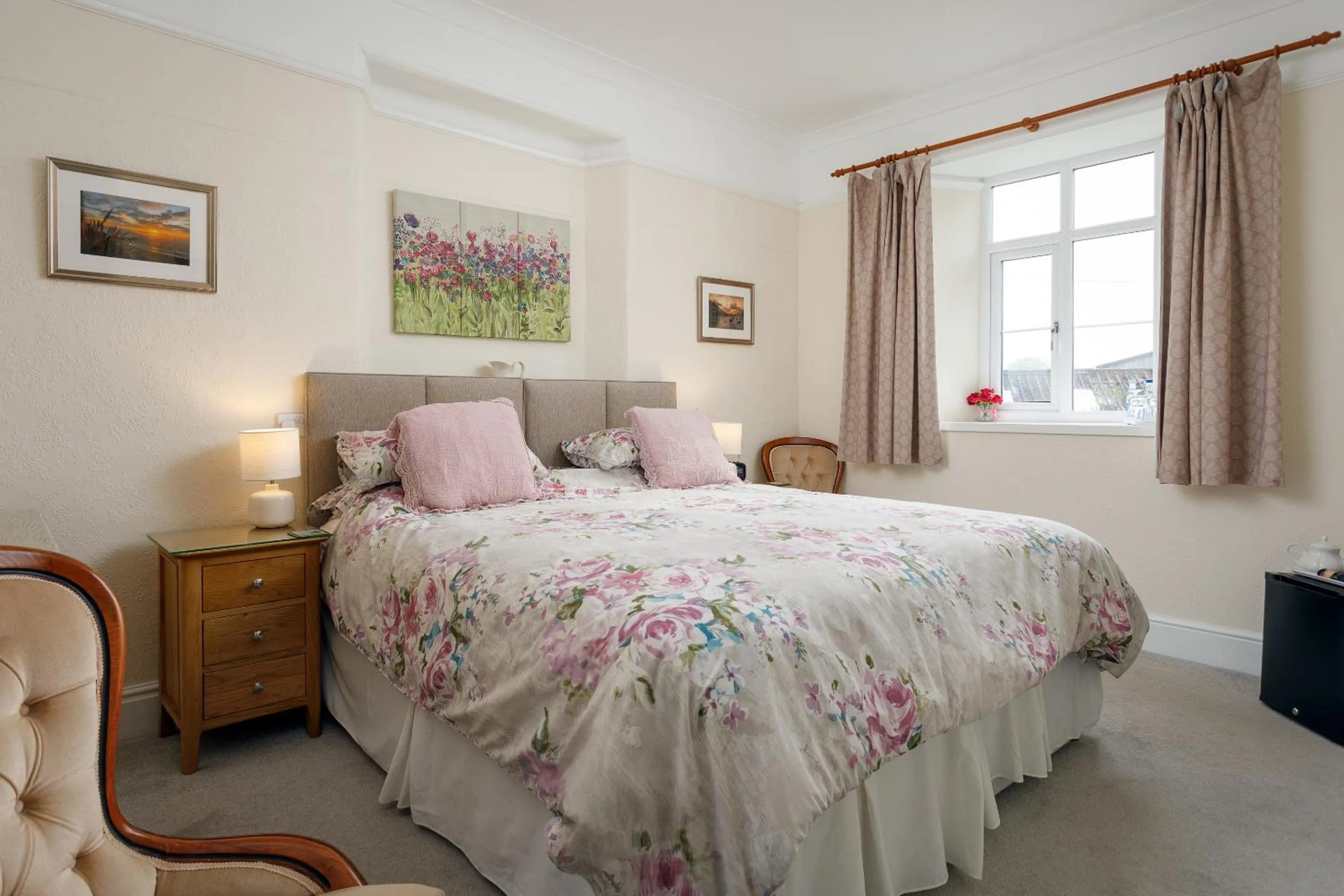 Bedroom, Bed in Bucklawren Farm