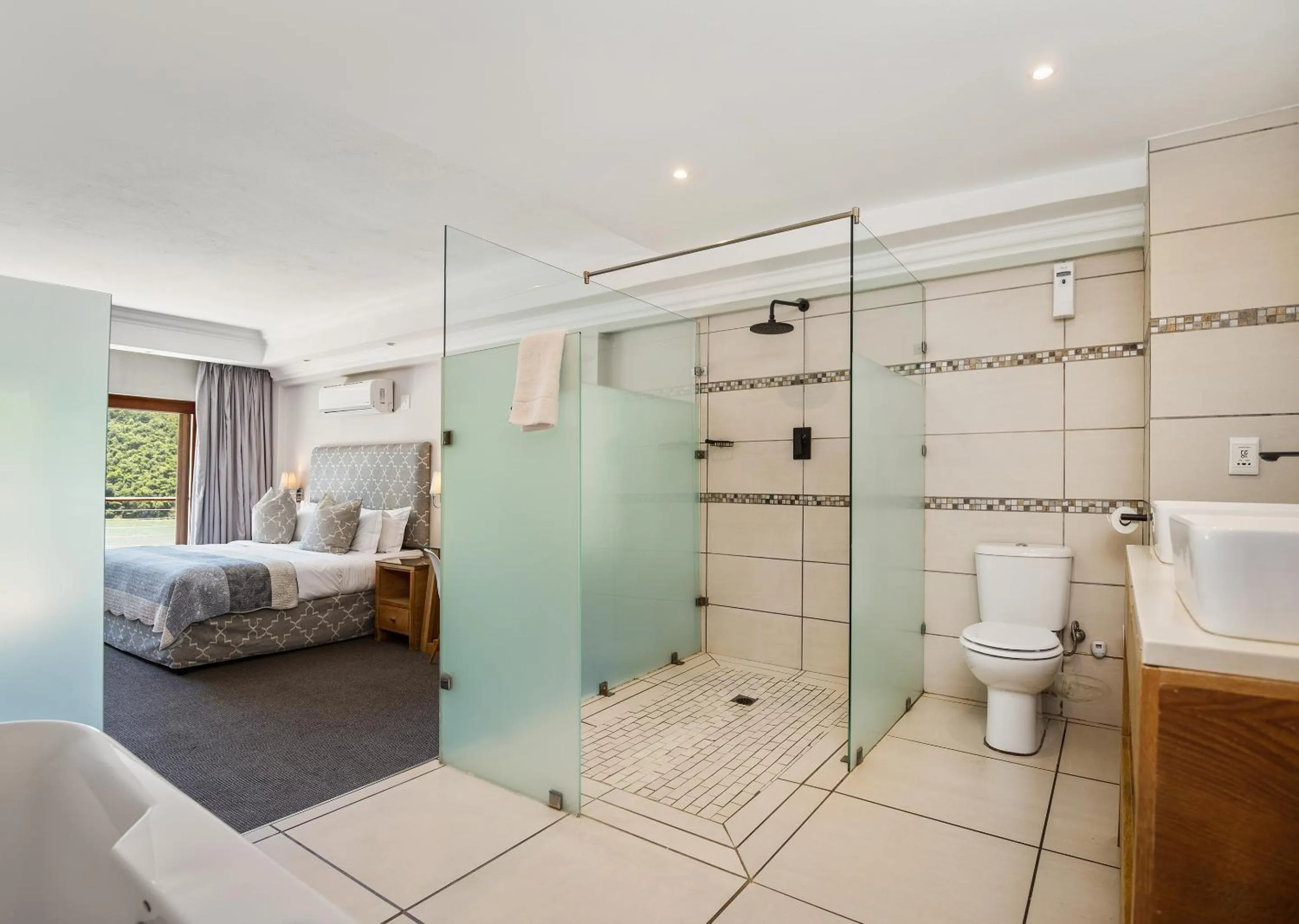 Shower, Bed in Jozini Tiger Lodge & Spa by Dream Resorts