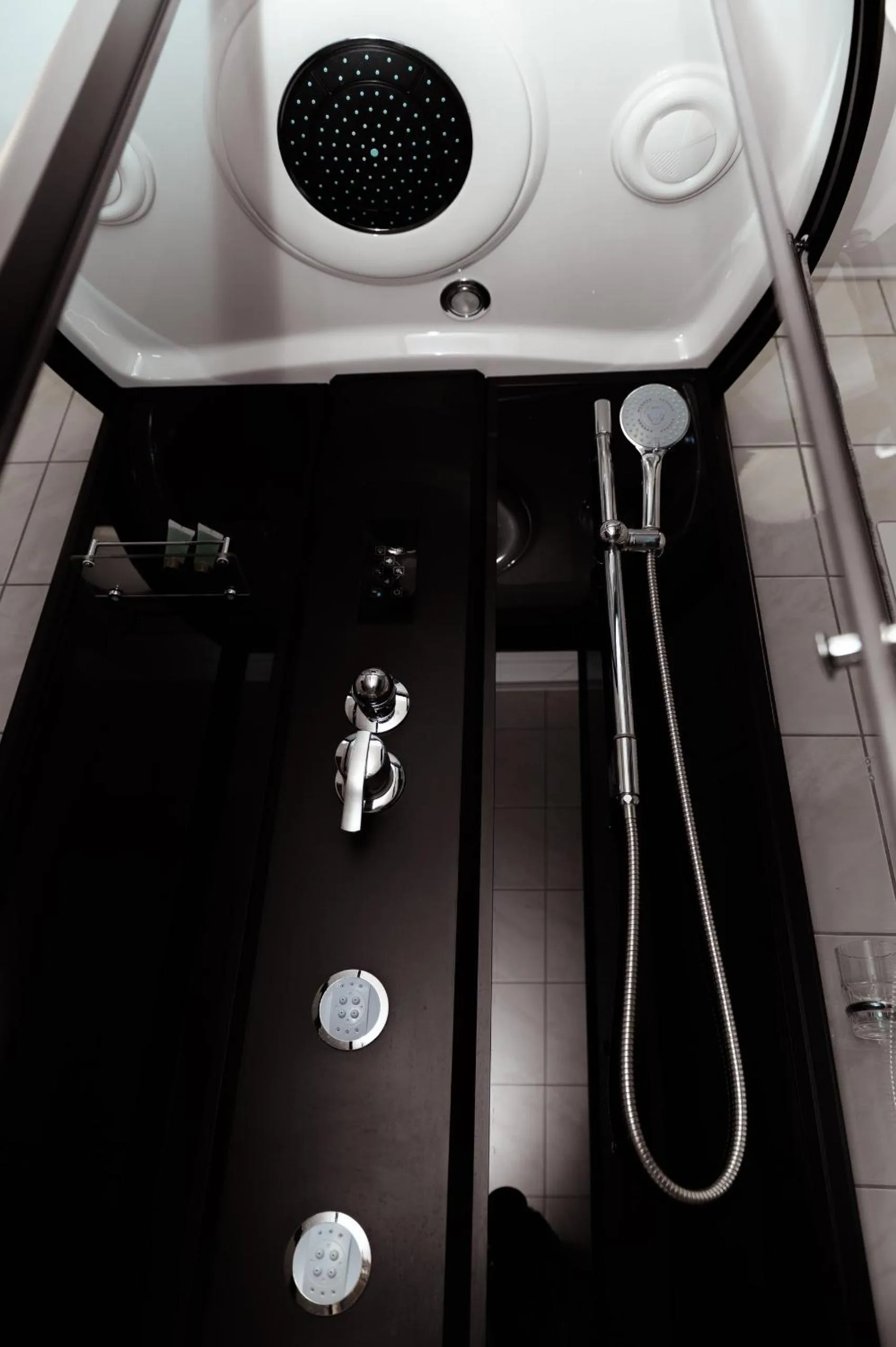 Shower in Inger Hotell