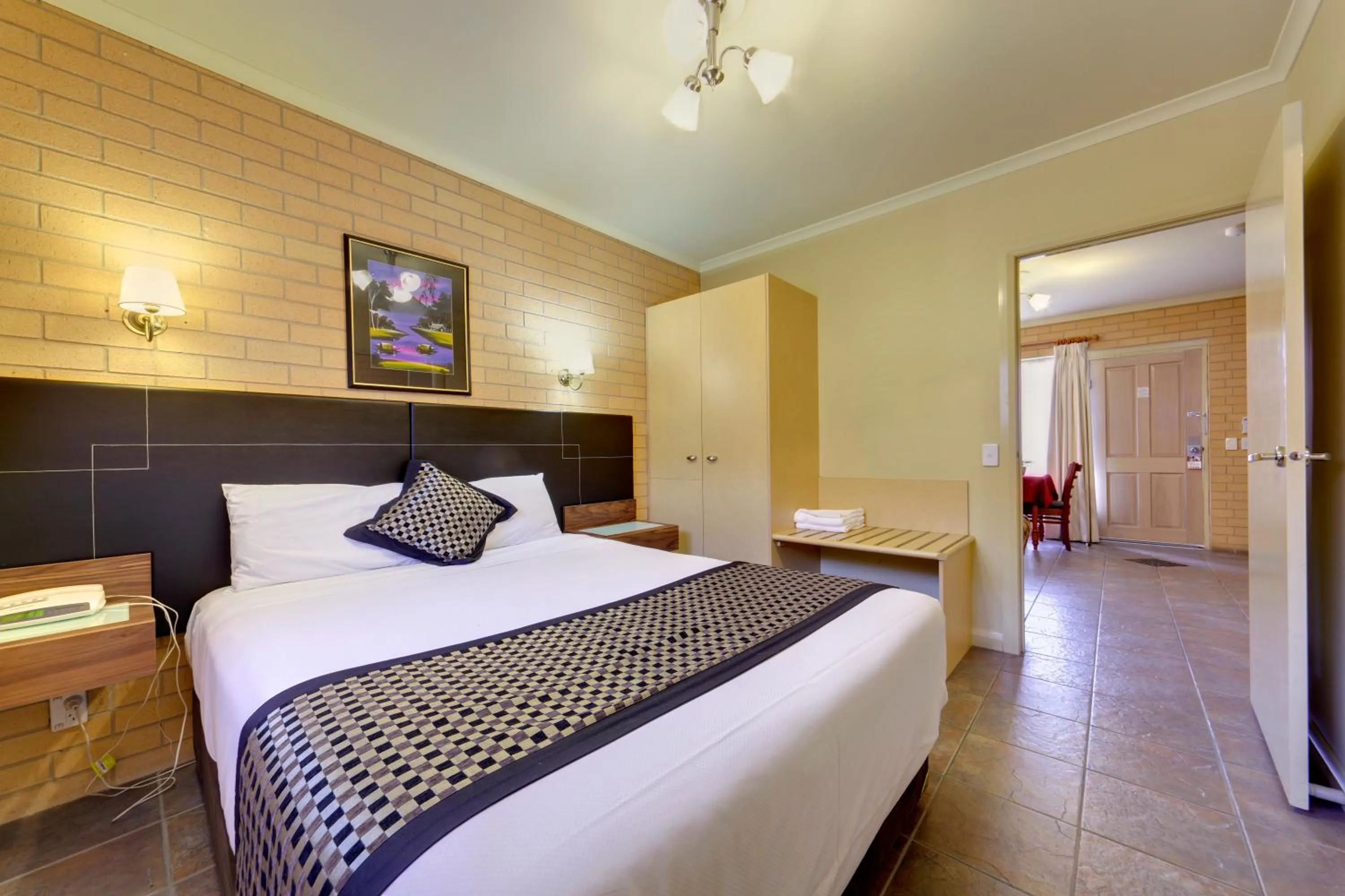 Bed in Albury Georgian Motel & Suites