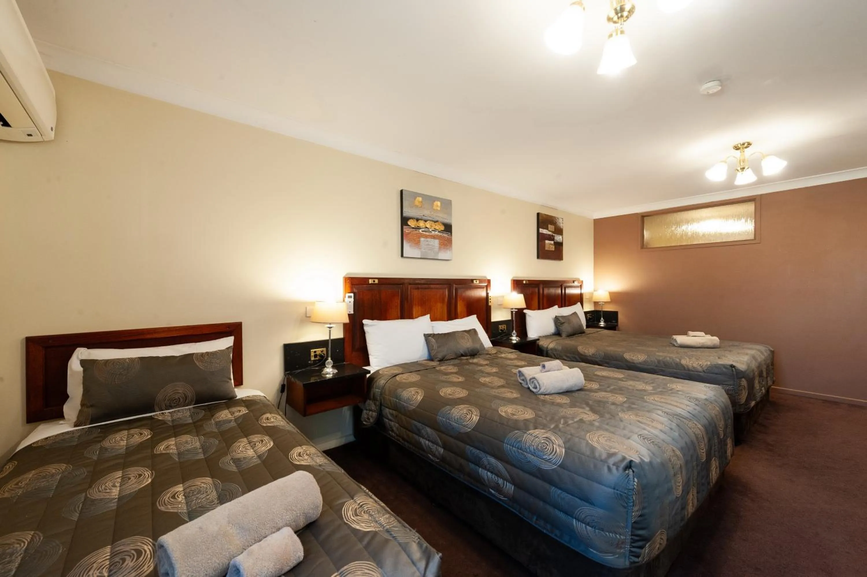 Bed in Albury Georgian Motel & Suites