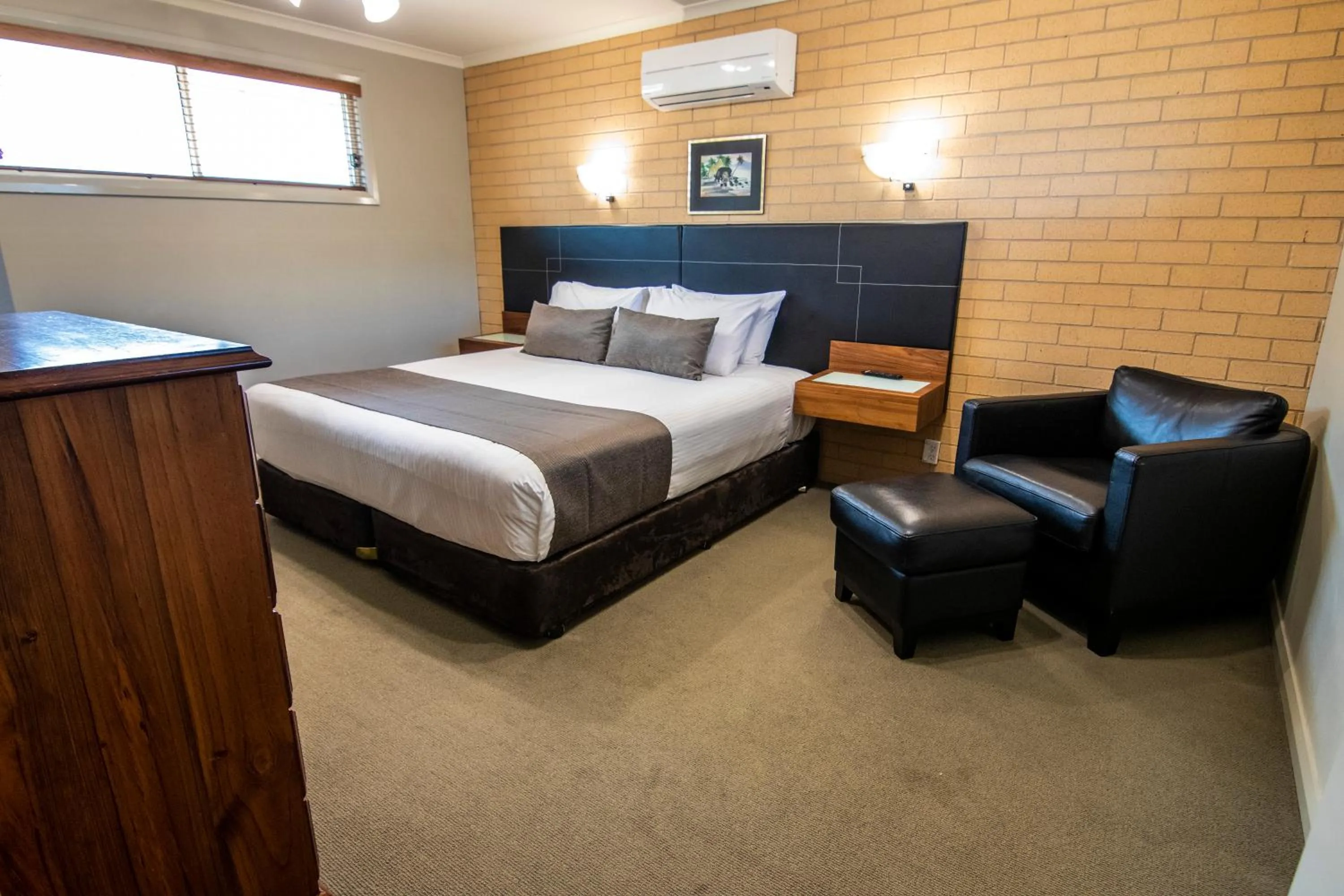 Bed in Albury Georgian Motel & Suites