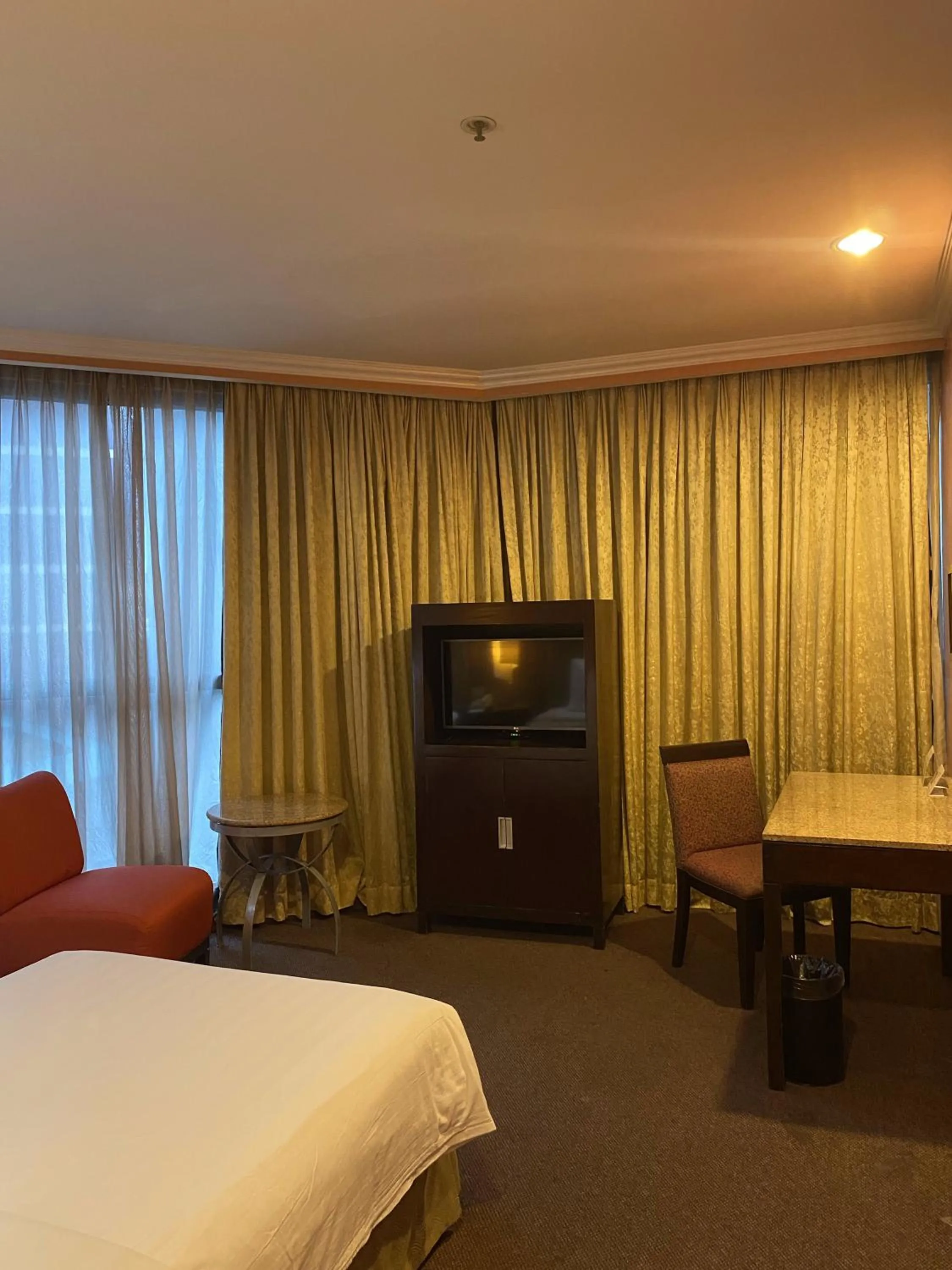 Bedroom, Bed in Makati Palace Hotel