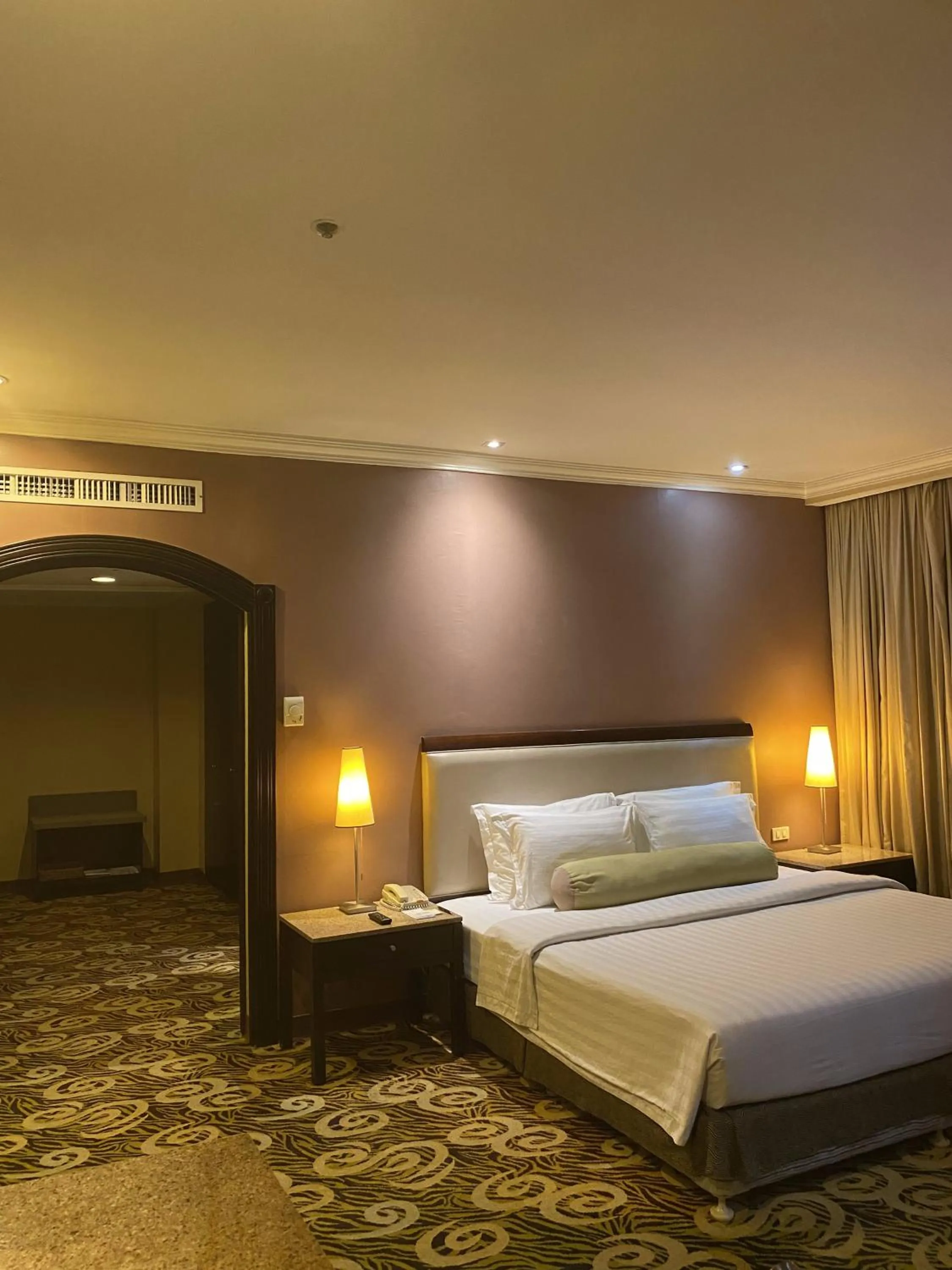 Bedroom, Bed in Makati Palace Hotel