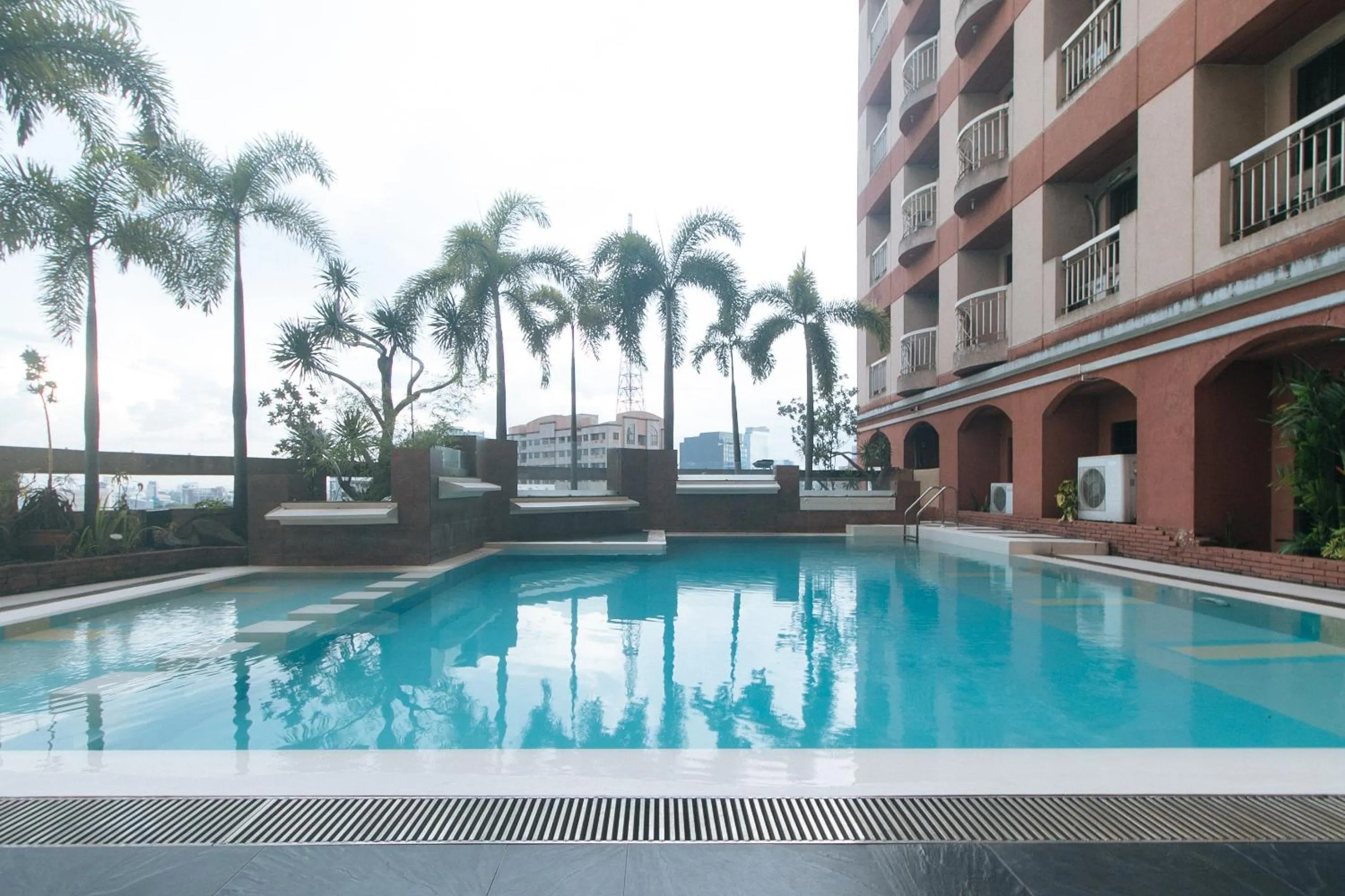 Swimming pool in Torre Venezia Suites