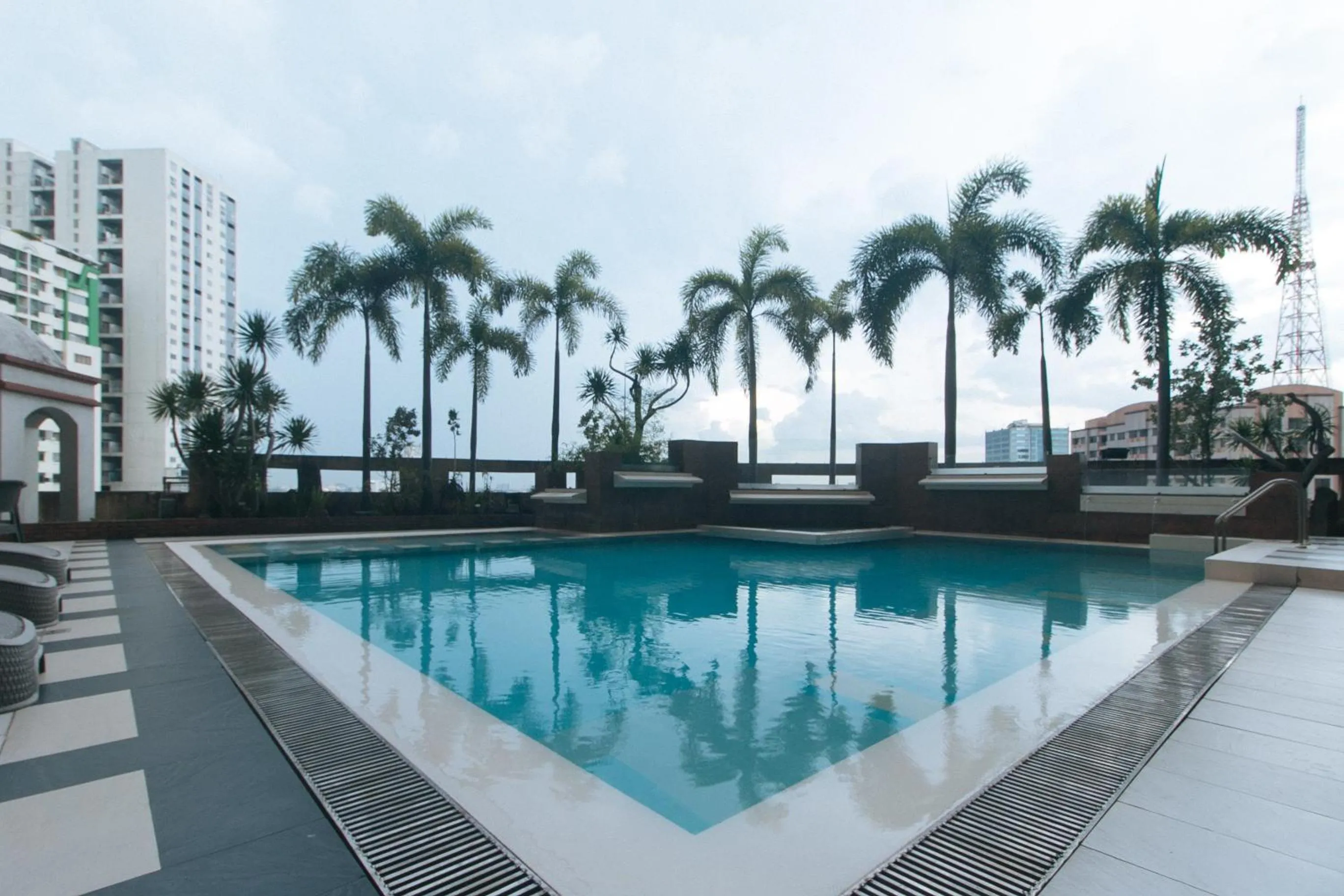 Swimming pool in Torre Venezia Suites