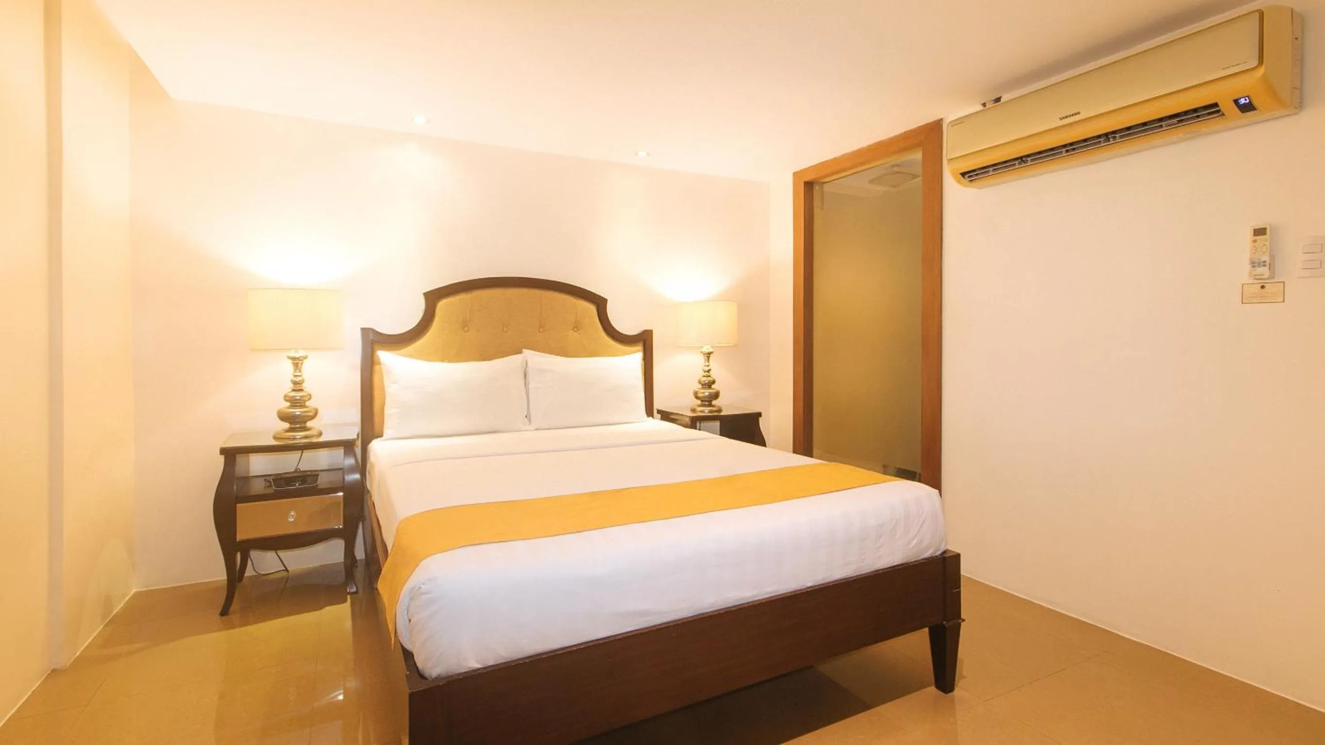 Photo of the whole room, Bed in Torre Venezia Suites