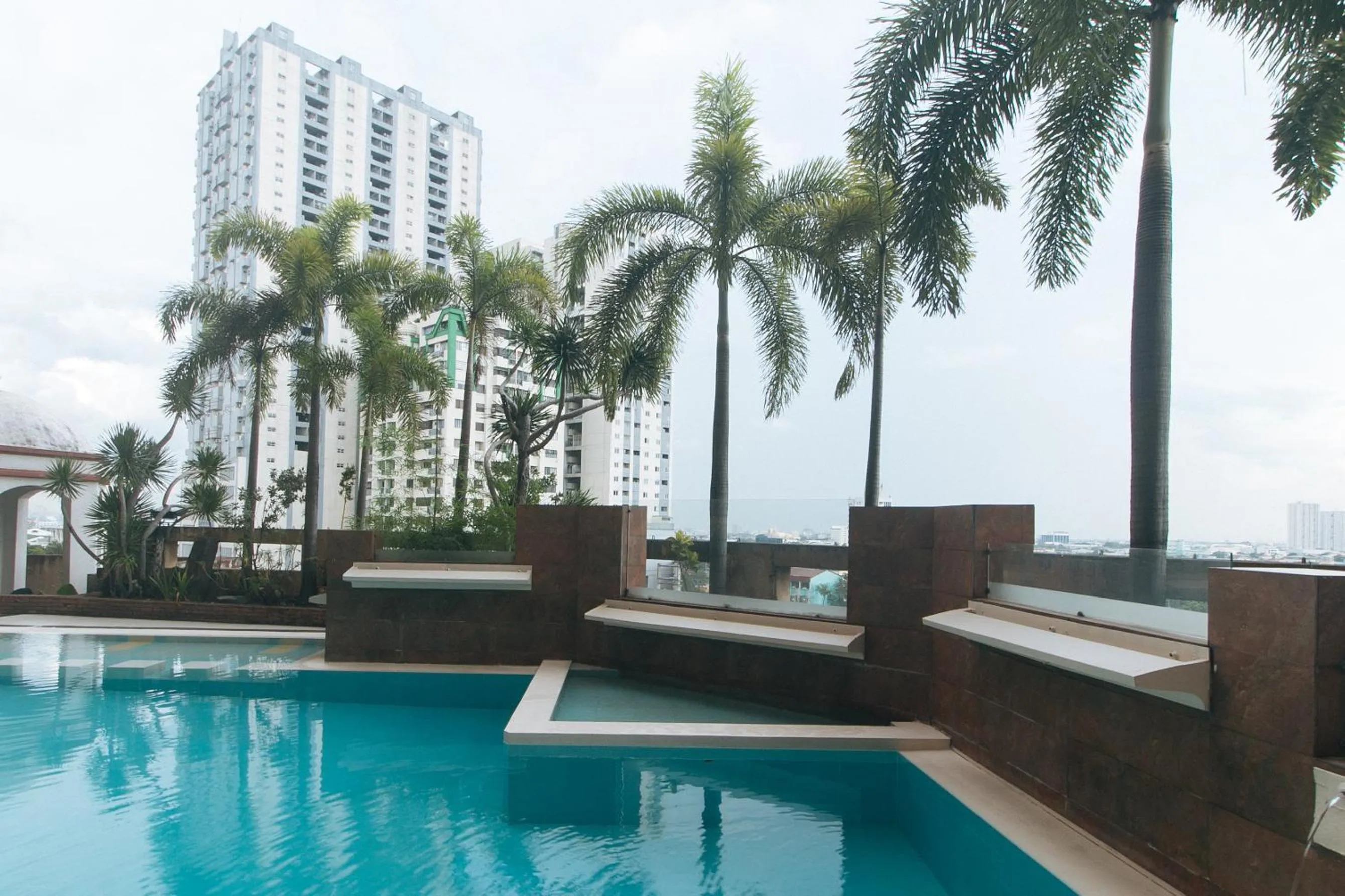 Swimming pool in Torre Venezia Suites