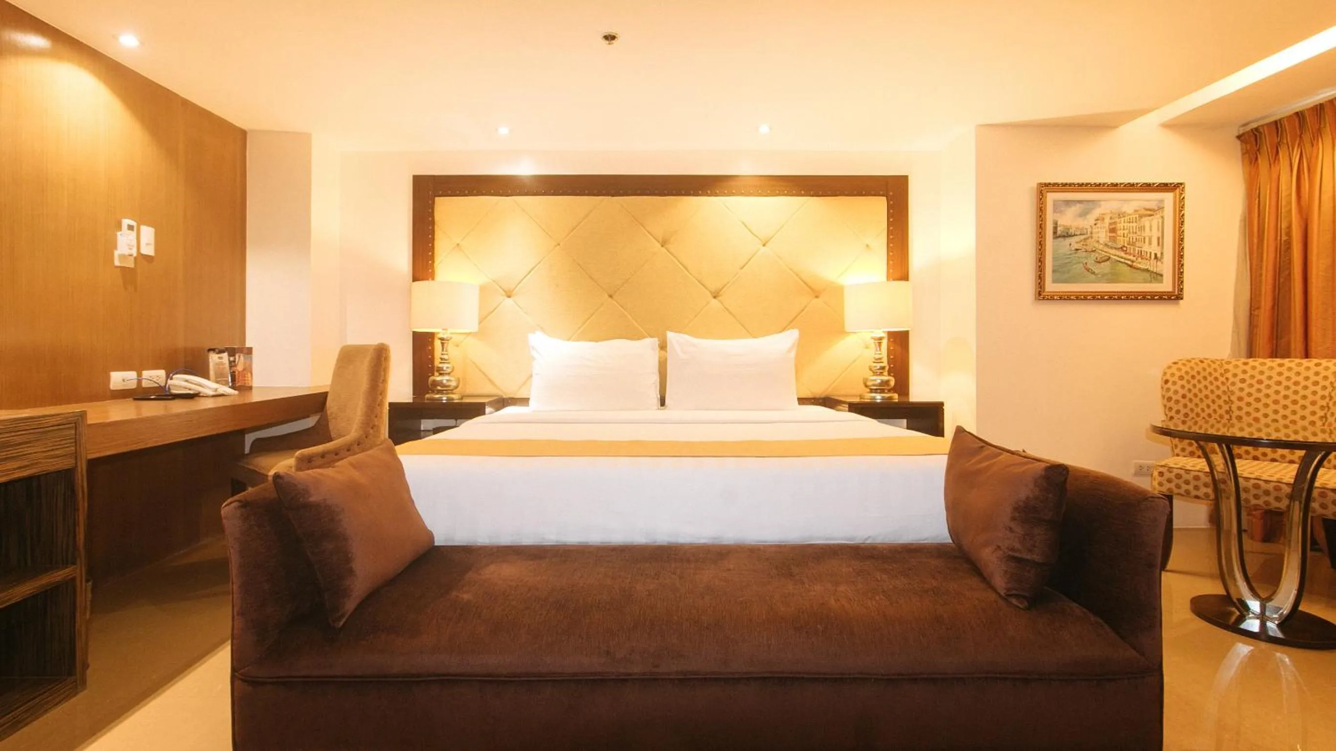 Photo of the whole room, Bed in Torre Venezia Suites