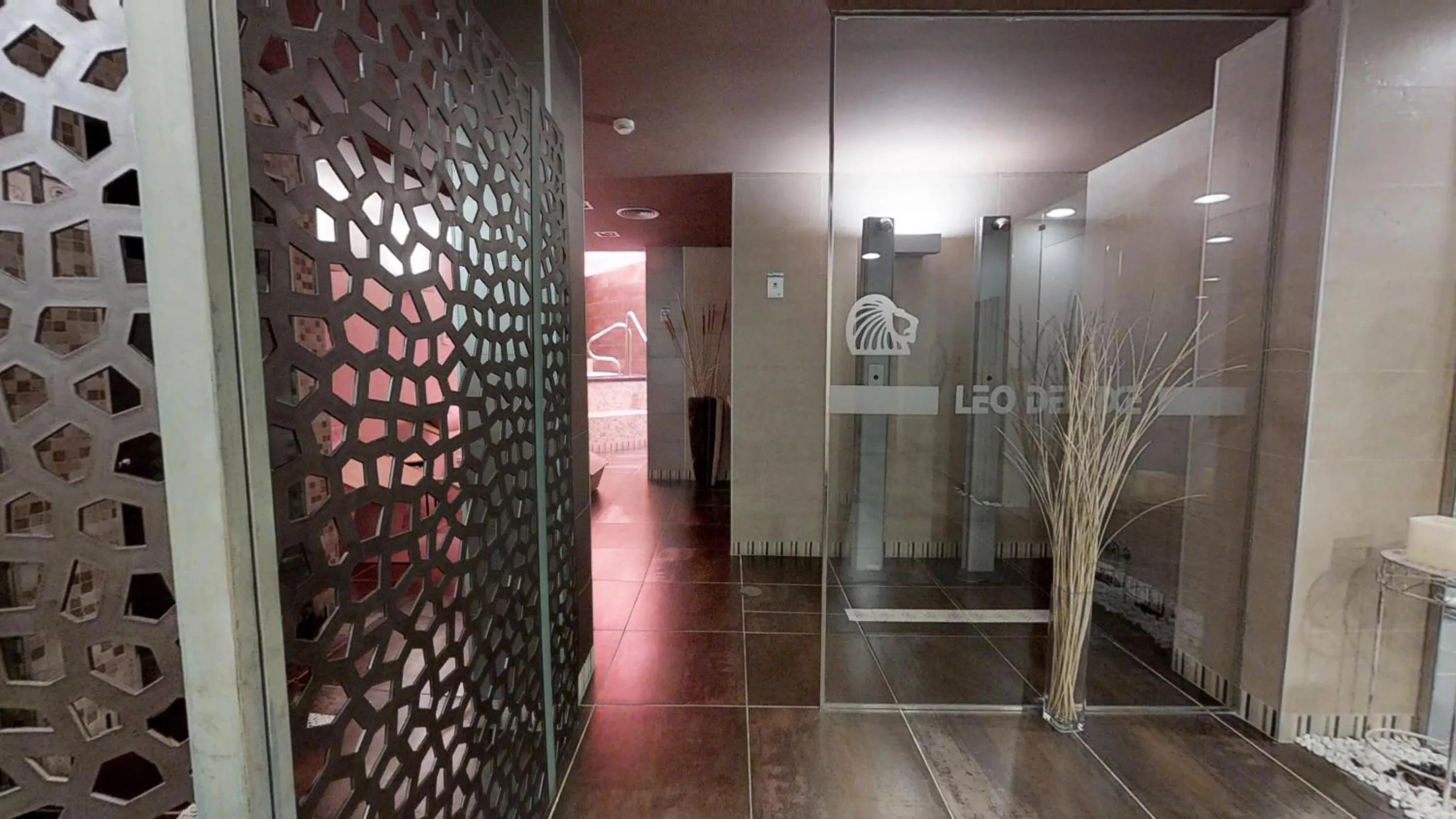 Shower in Leo Deluxe Punta Umbría