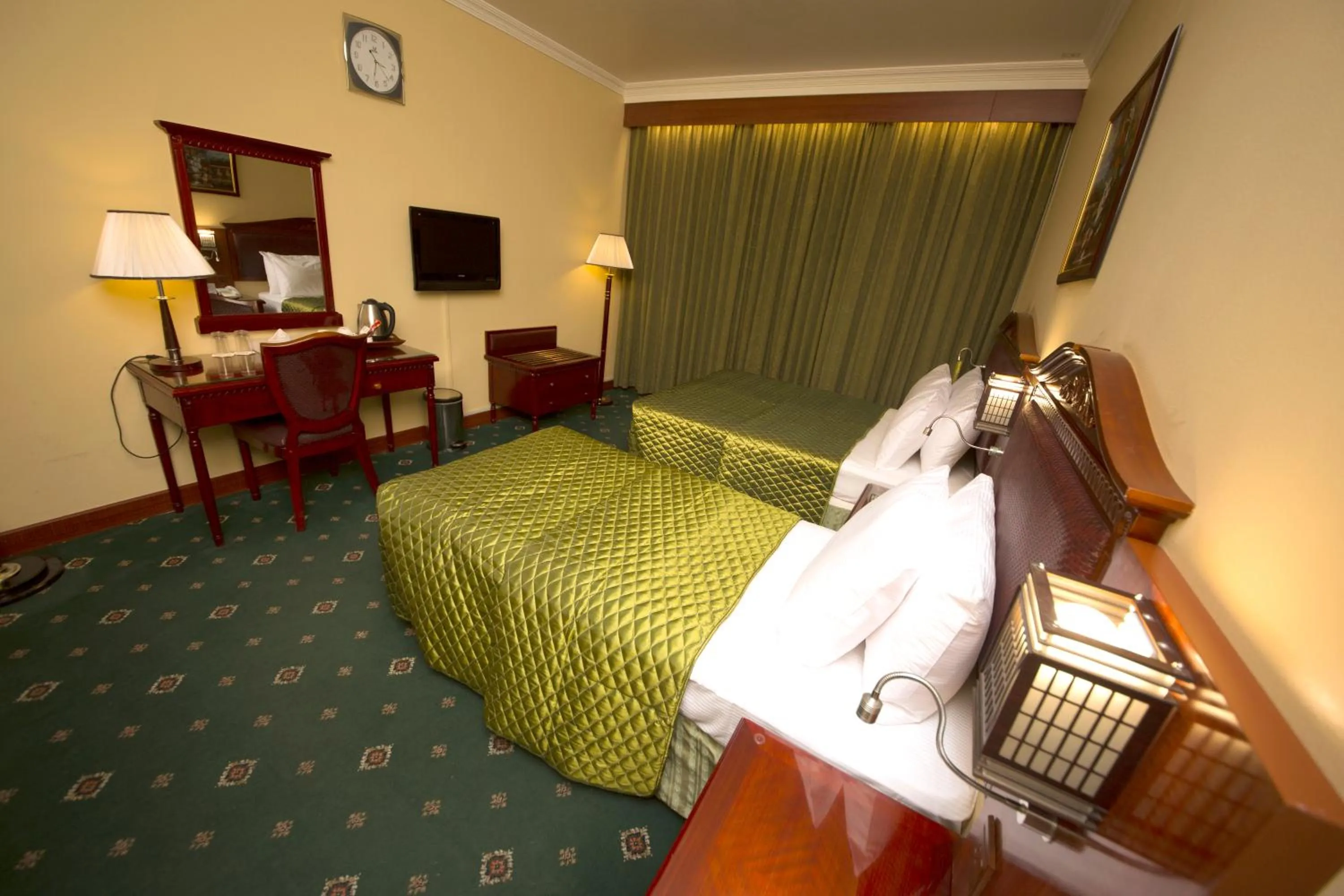 Photo of the whole room, Bed in Mount Royal Hotel