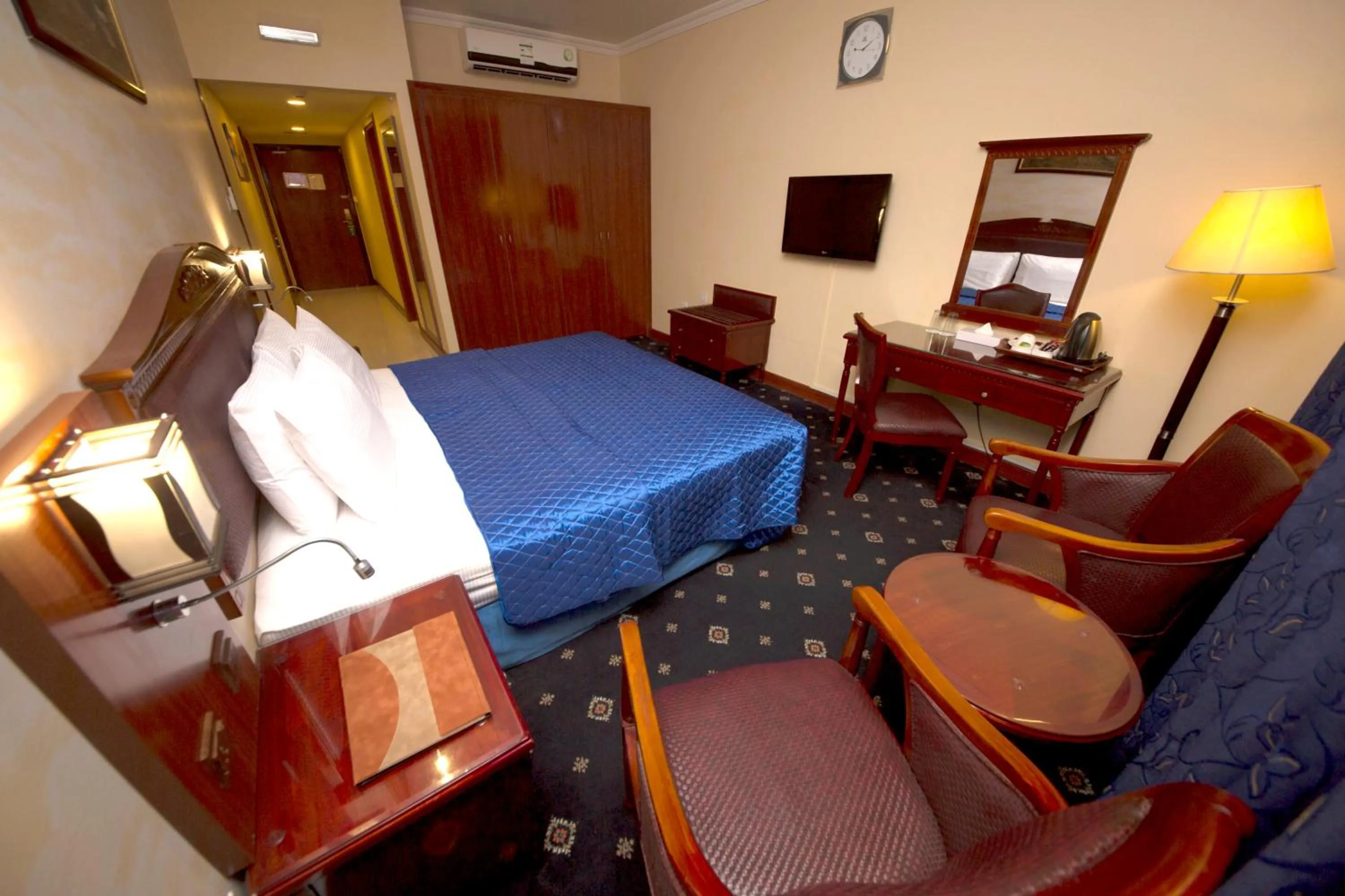 Photo of the whole room, Bed in Mount Royal Hotel