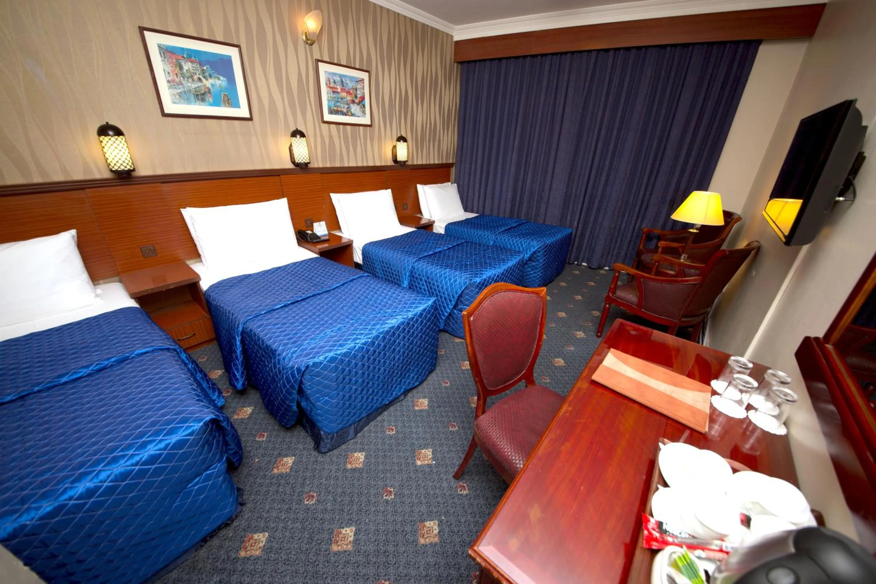 Photo of the whole room, Bed in Mount Royal Hotel