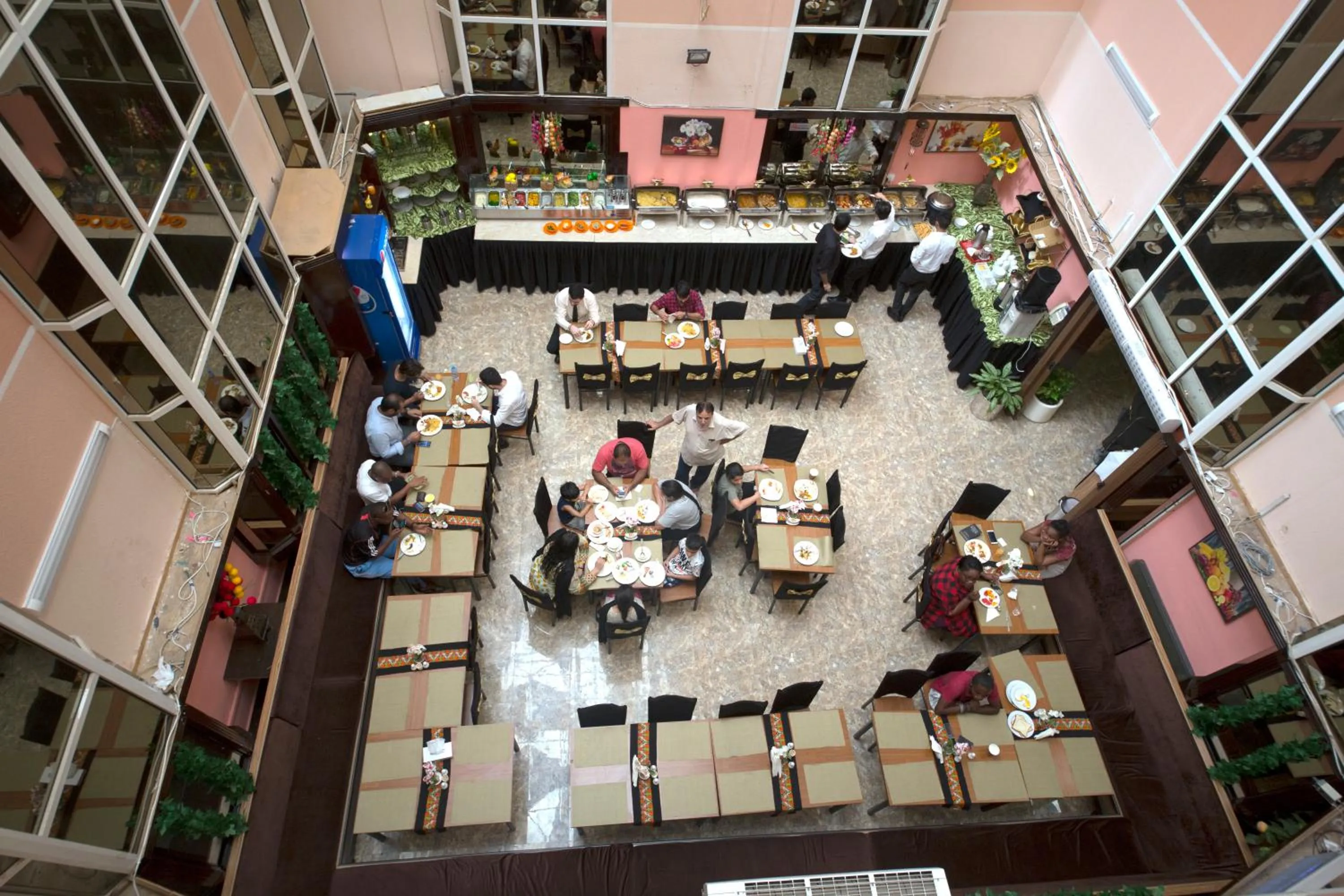 Restaurant/places to eat in Mount Royal Hotel