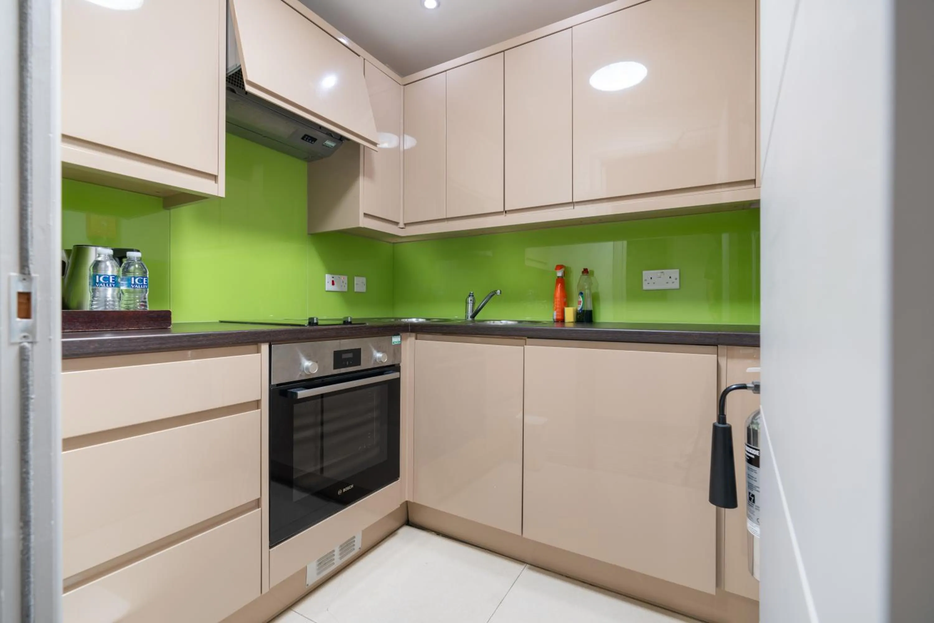 Kitchen or kitchenette in Simply Rooms & Suites