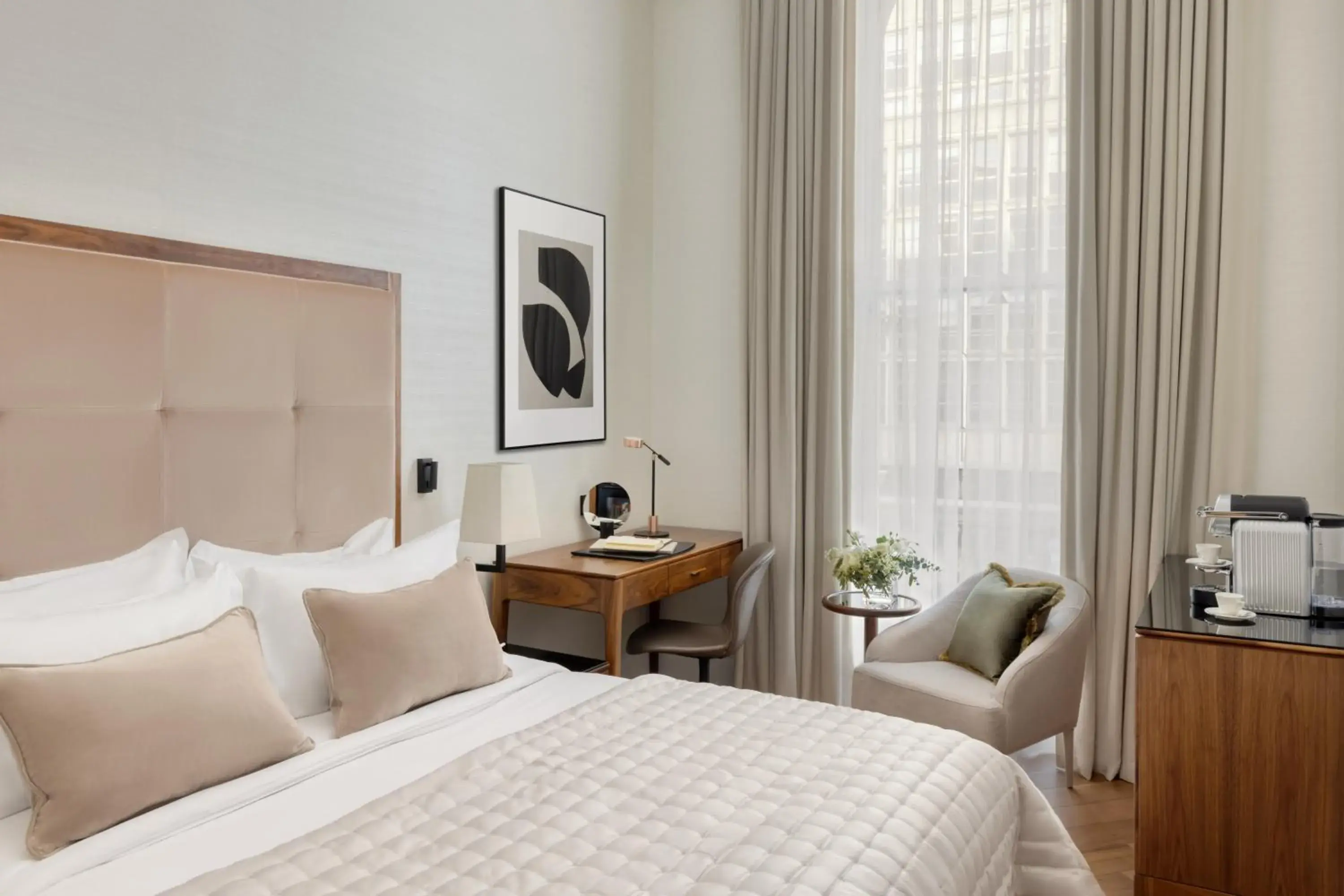 Deluxe Queen Room in The Queens Gate Hotel Deluxe Queen Room in The Queens Gate Hotel