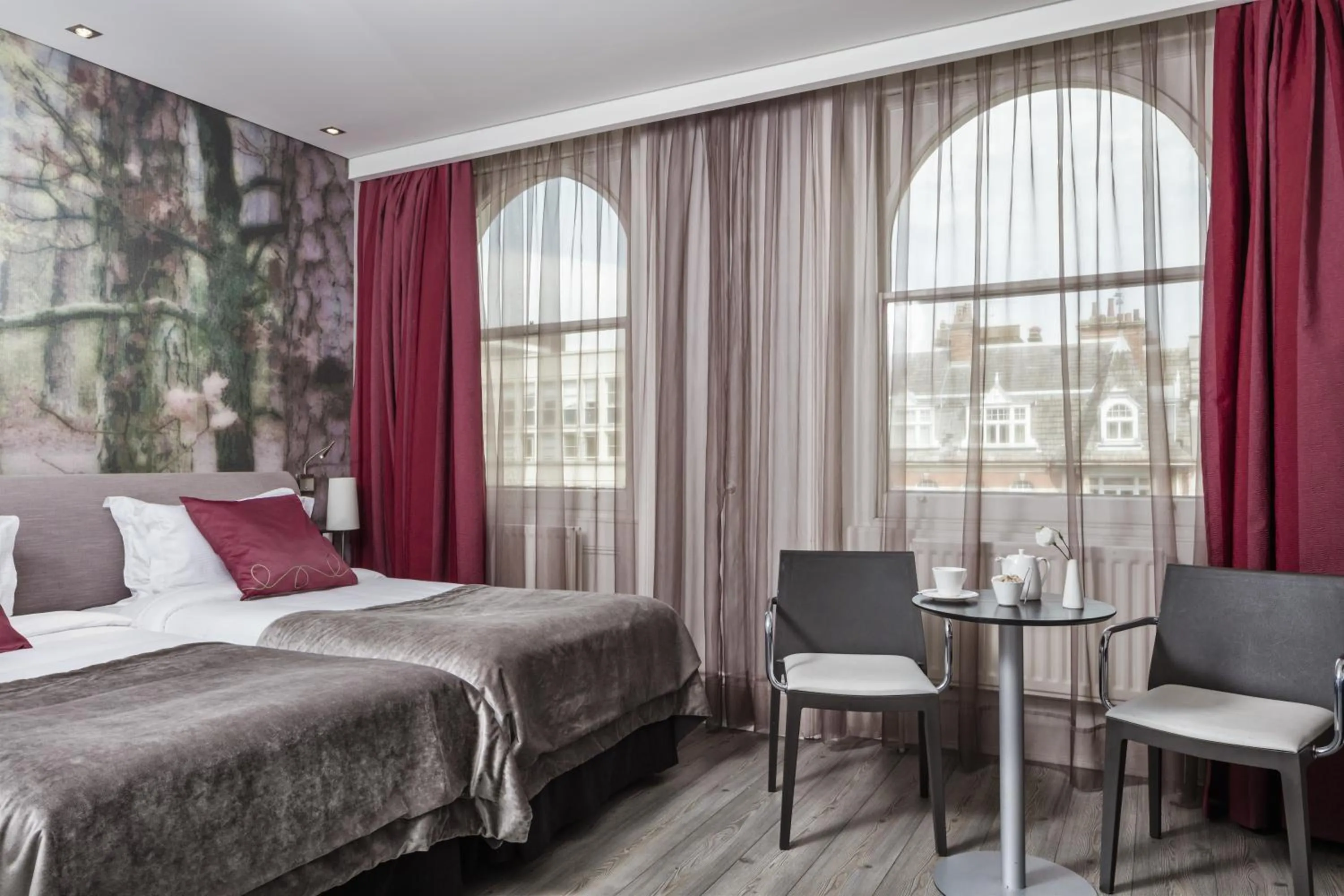 Bed in The Queens Gate Hotel