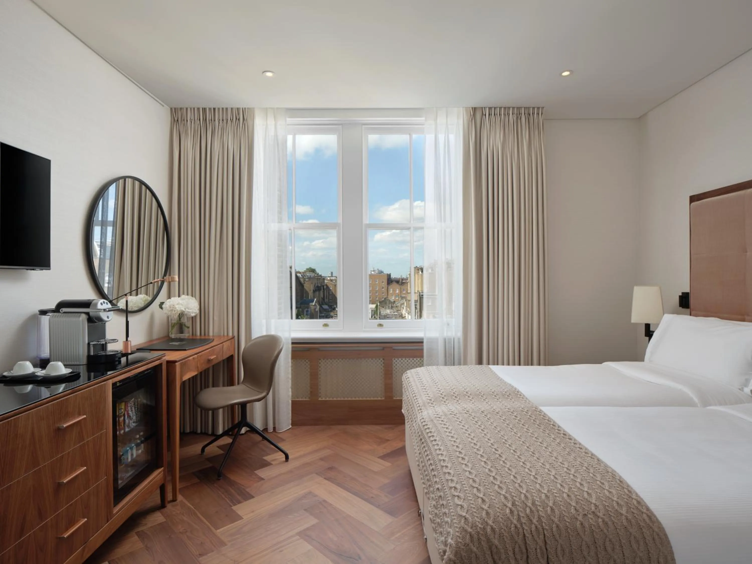 Bedroom, Bed in The Queens Gate Hotel