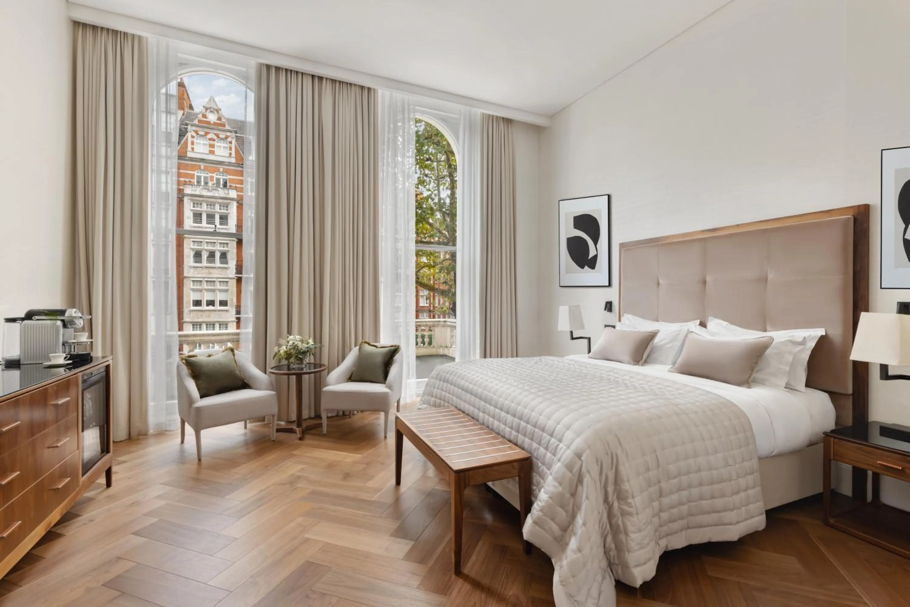 Bed in The Queens Gate Hotel