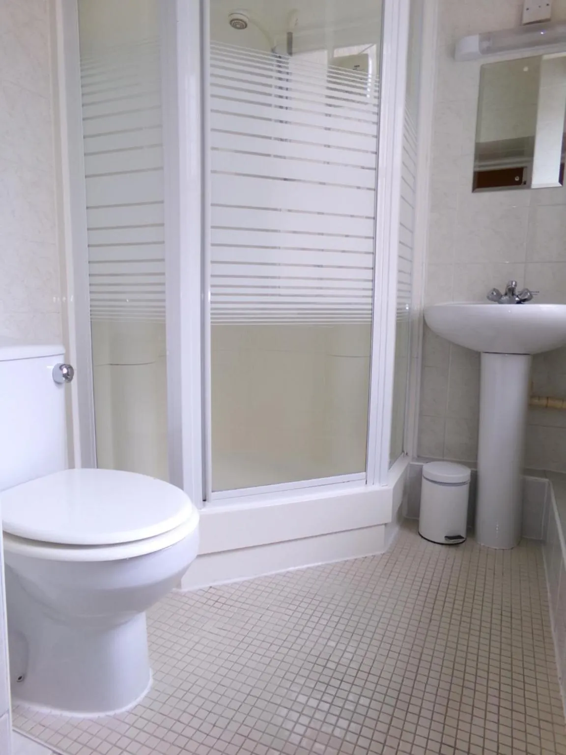 Toilet in Averon Guest House