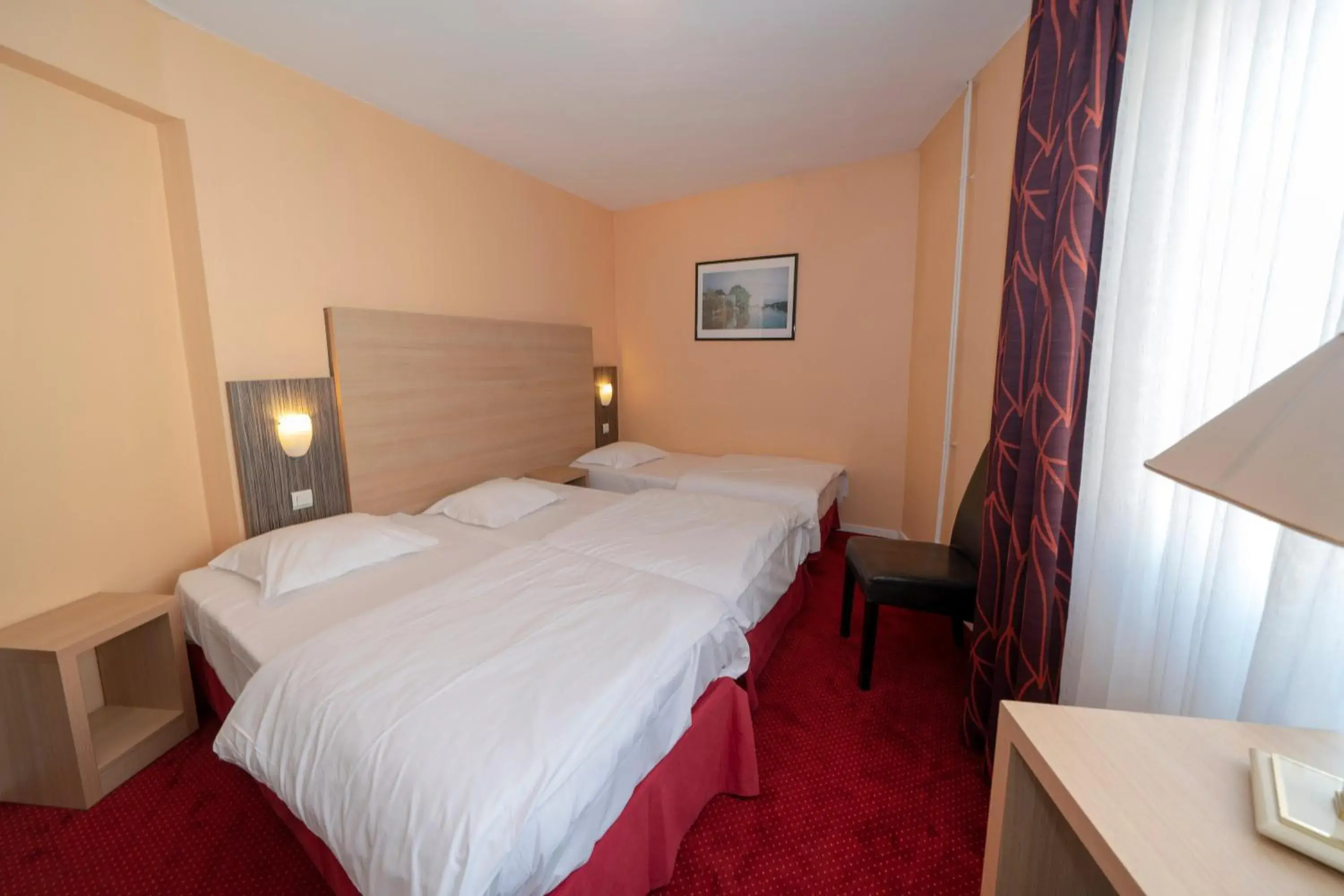 Triple Room - Disability Access in Hotel Majestic Alsace - Strasbourg Nord Triple Room - Disability Access in Hotel Majestic Alsace - Strasbourg Nord