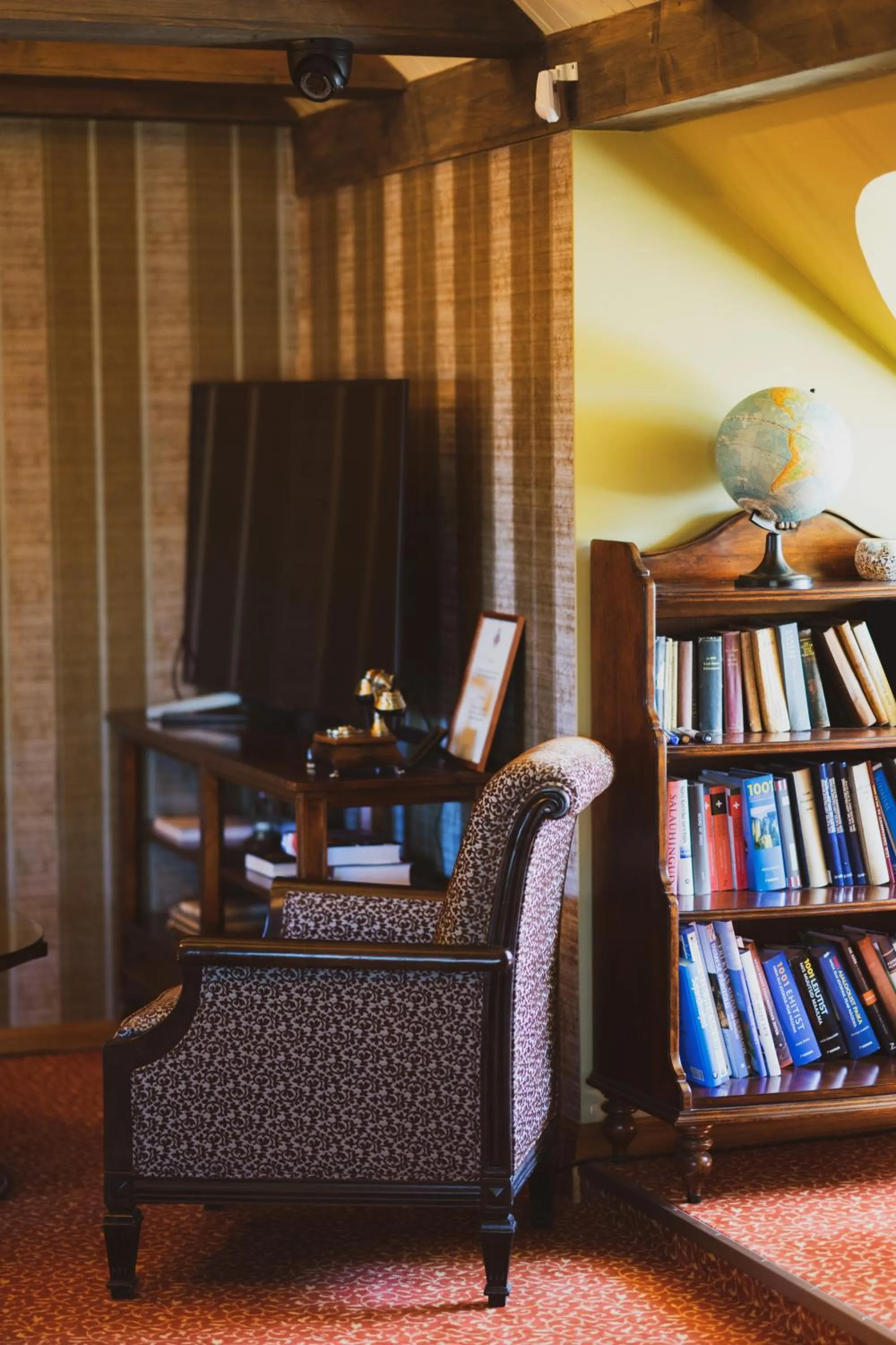 Library in Ekesparre Boutique Hotel