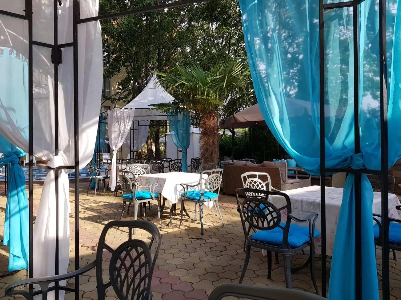 Restaurant/places to eat in Sunrise Hotel