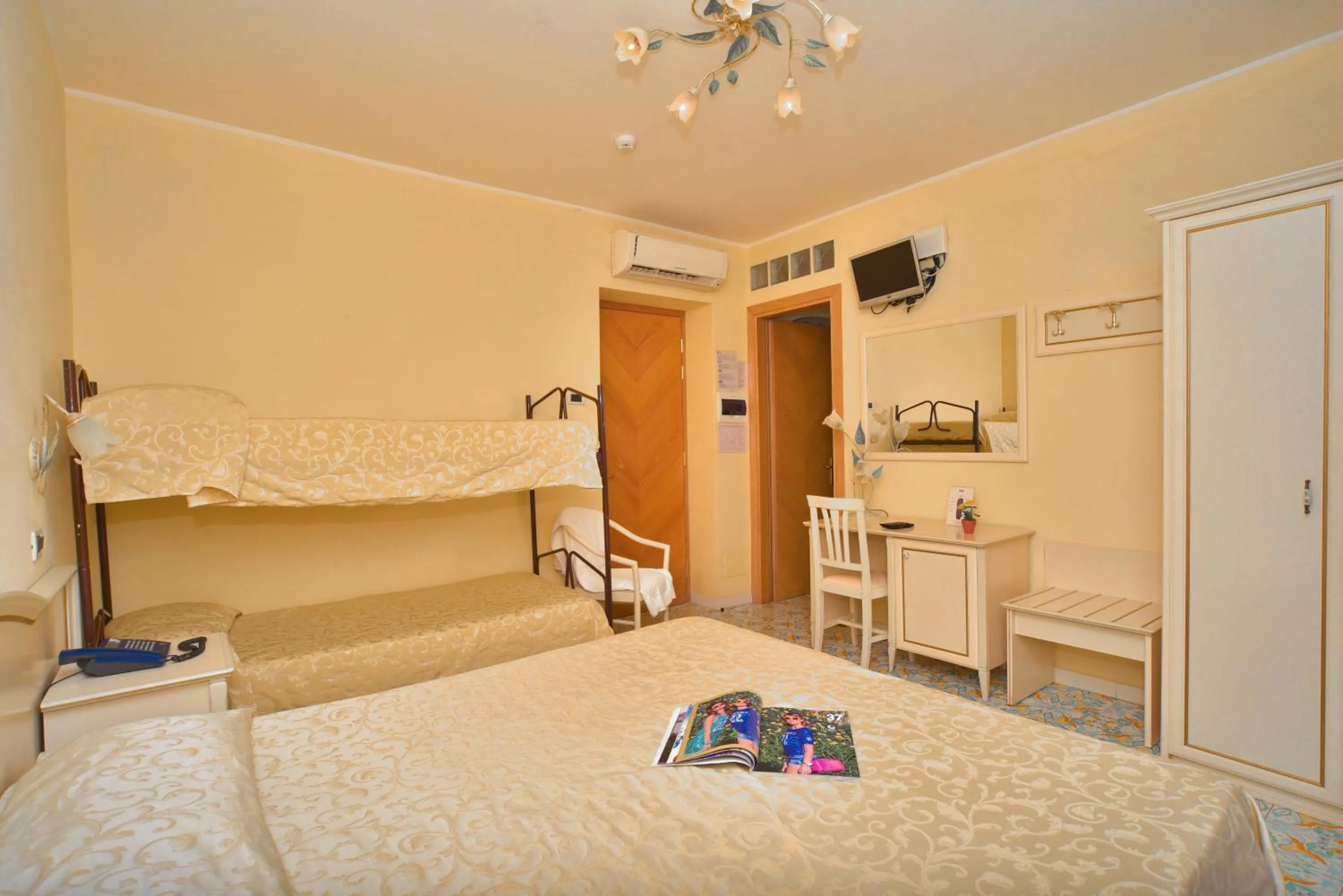 bunk bed, Bed in Hotel Villa Franca