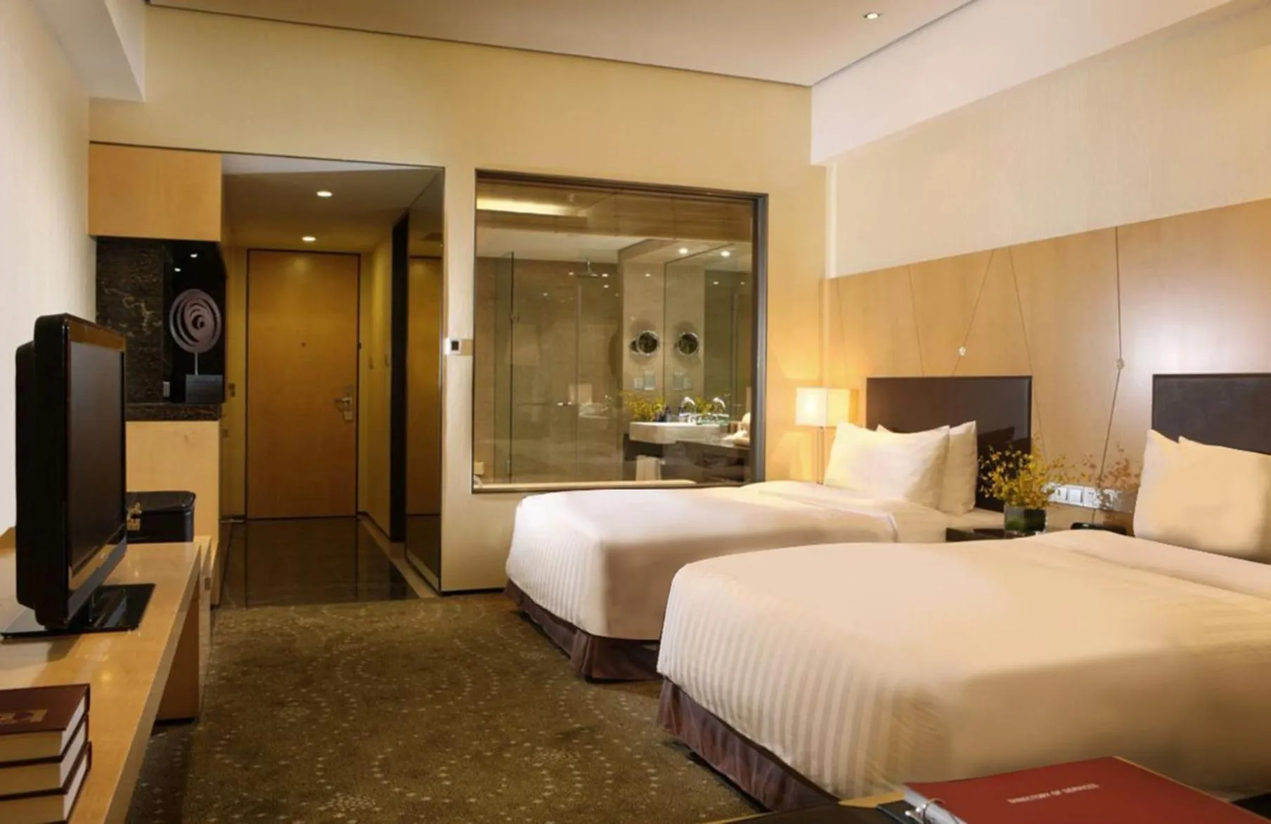Photo of the whole room, Bed in Crowne Plaza Tianjin Binhai by IHG