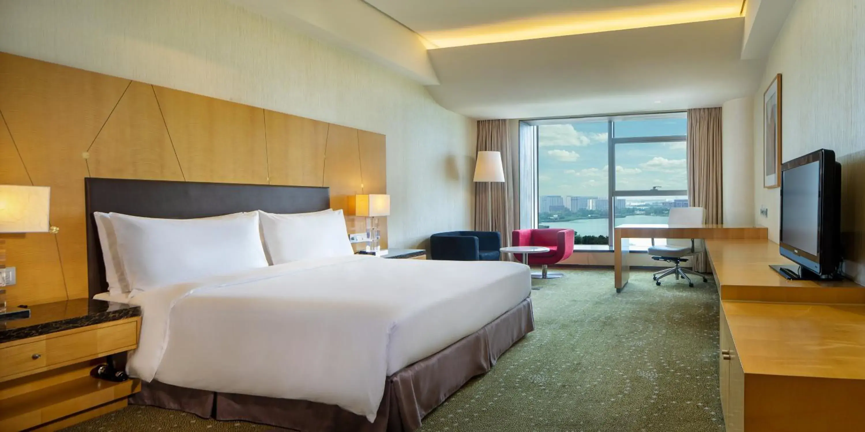 Standard King Room with Lake View in Crowne Plaza Tianjin Binhai by IHG Standard King Room with Lake View in Crowne Plaza Tianjin Binhai by IHG