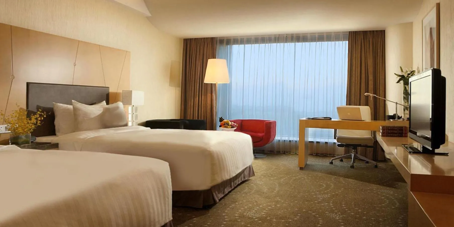 Photo of the whole room, Bed in Crowne Plaza Tianjin Binhai by IHG
