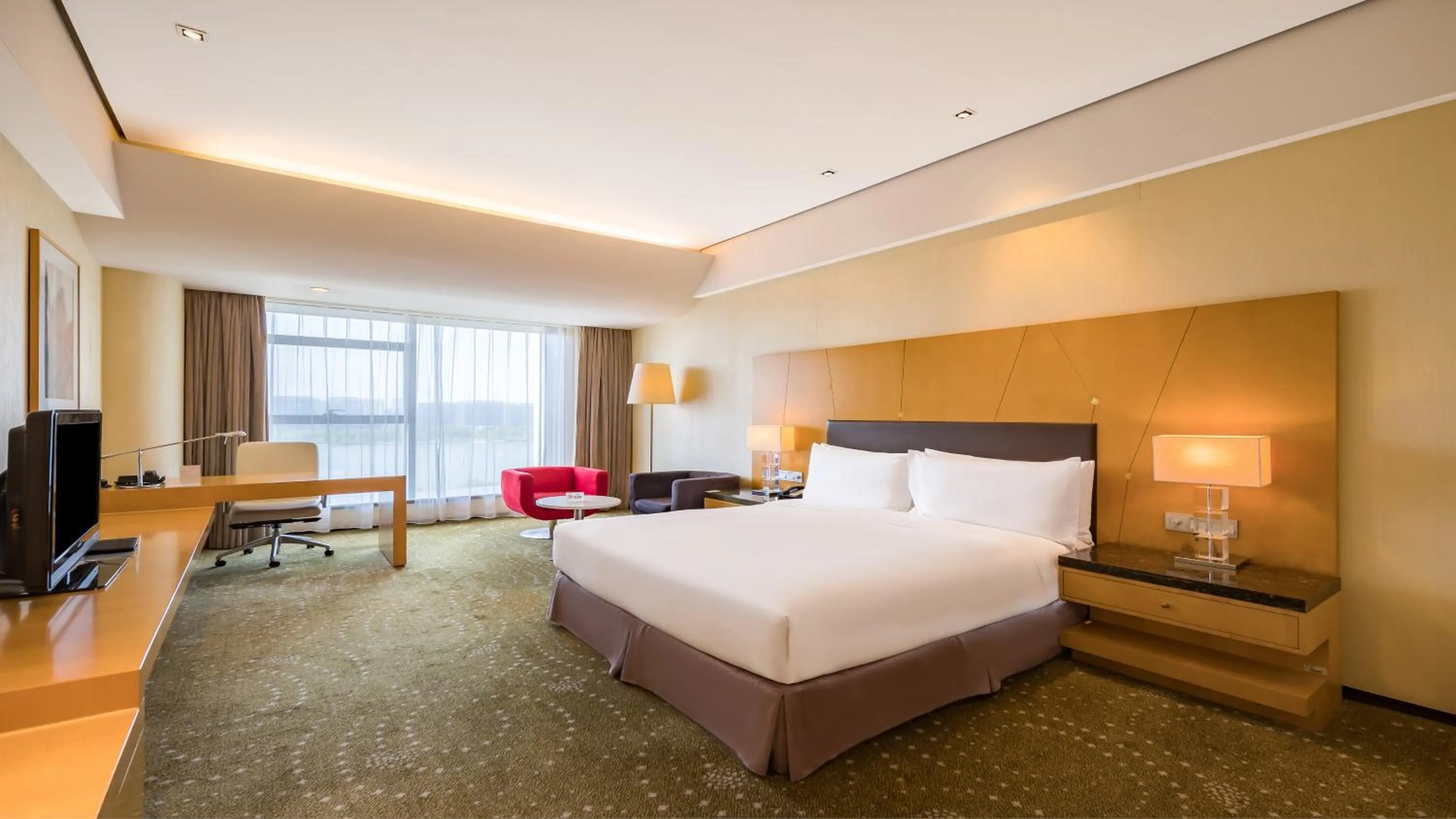 Photo of the whole room, Bed in Crowne Plaza Tianjin Binhai by IHG