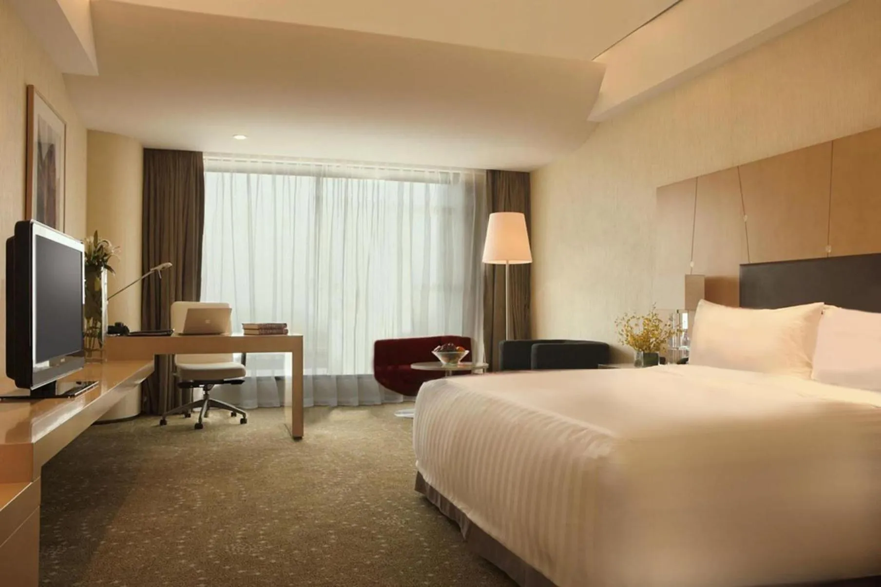 Photo of the whole room, Bed in Crowne Plaza Tianjin Binhai by IHG