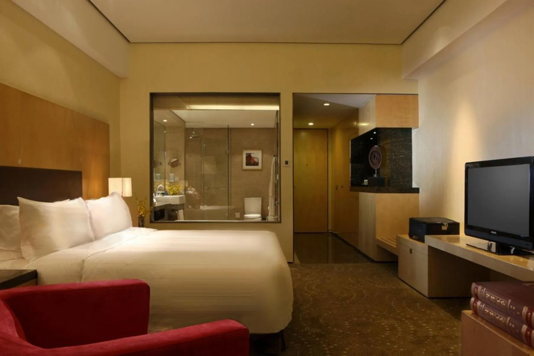 Photo of the whole room, Bed in Crowne Plaza Tianjin Binhai by IHG