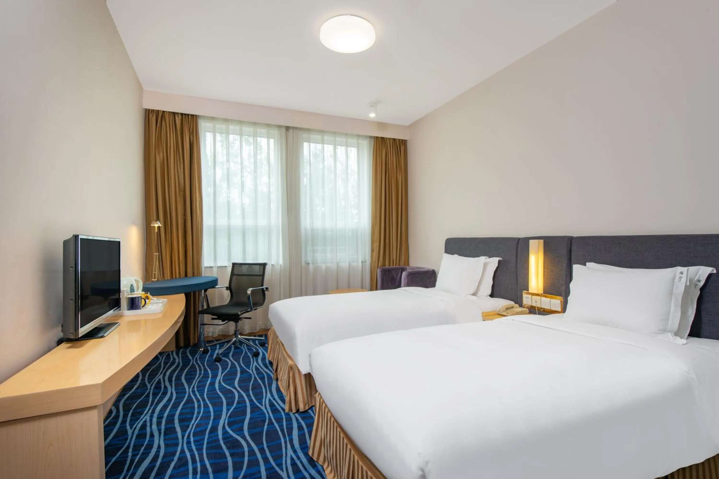 Photo of the whole room, Bed in Holiday Inn Express Tianjin Airport by IHG