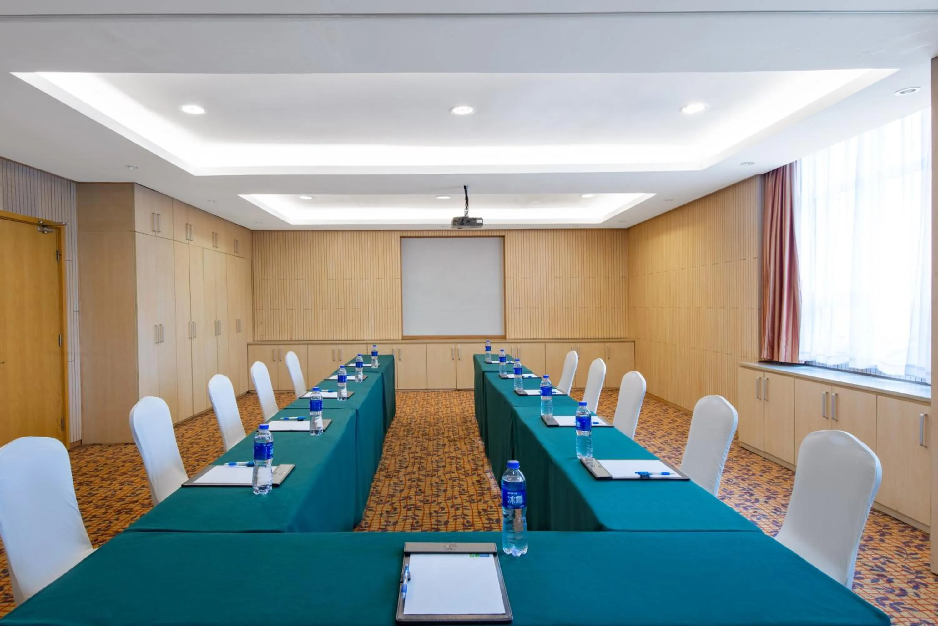Meeting/conference room in Holiday Inn Express Tianjin Airport by IHG