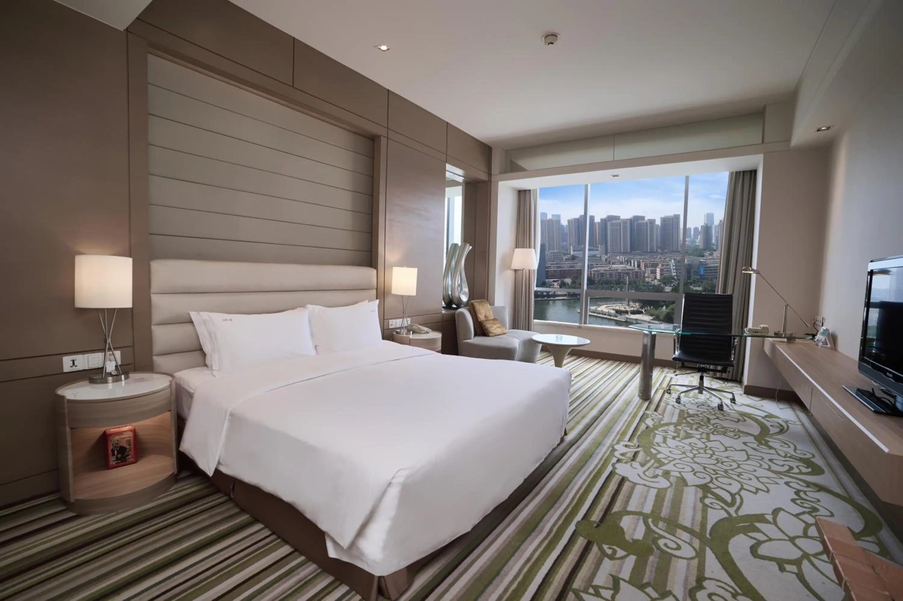 Photo of the whole room, Bed in Holiday Inn Tianjin Riverside by IHG