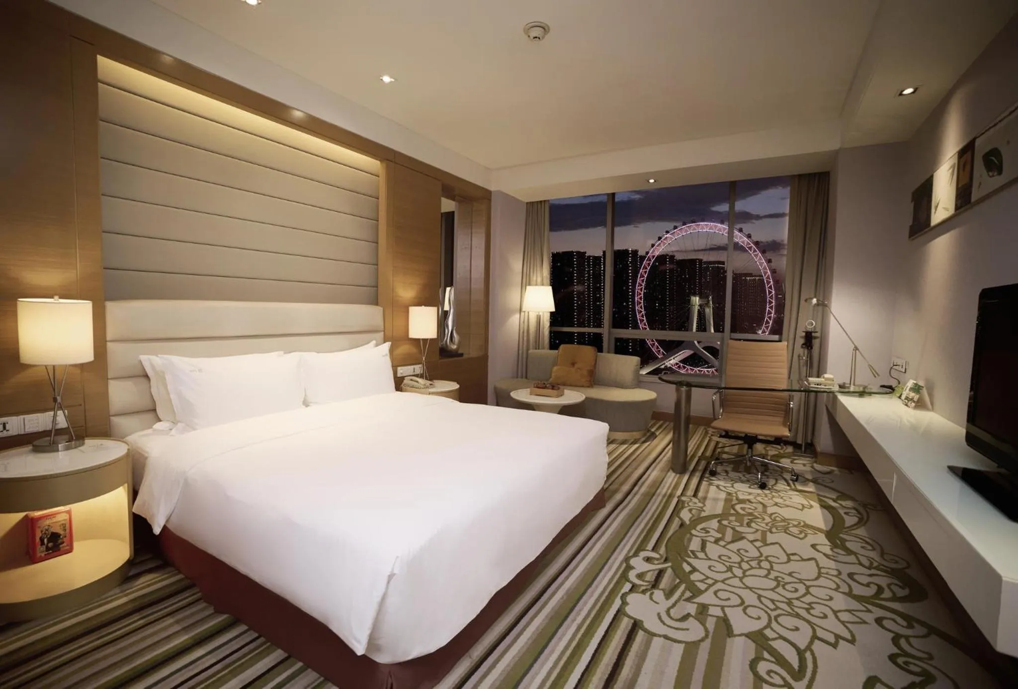 Photo of the whole room, Bed in Holiday Inn Tianjin Riverside by IHG