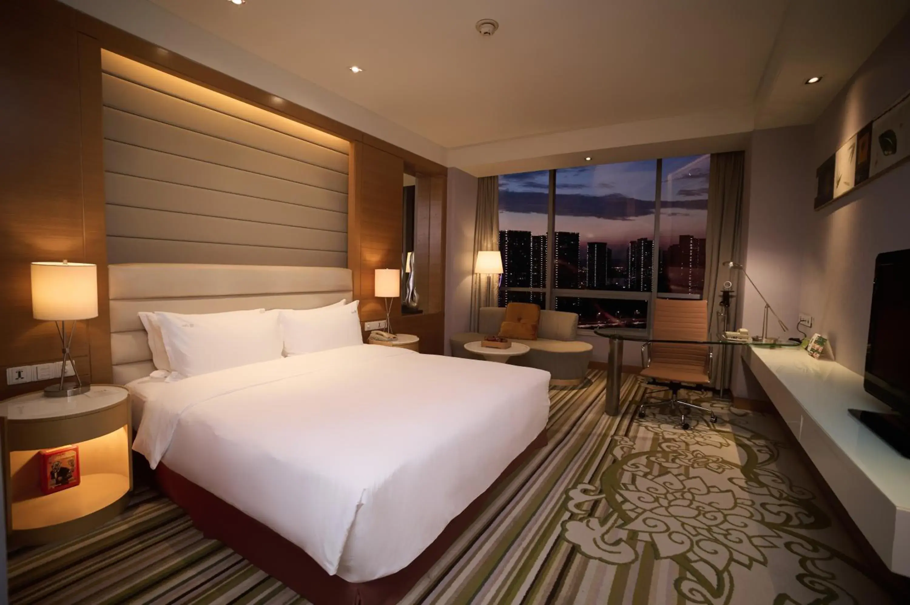 Standard King Room with View - Lounge Access in Holiday Inn Tianjin Riverside by IHG Standard King Room with View - Lounge Access in Holiday Inn Tianjin Riverside by IHG