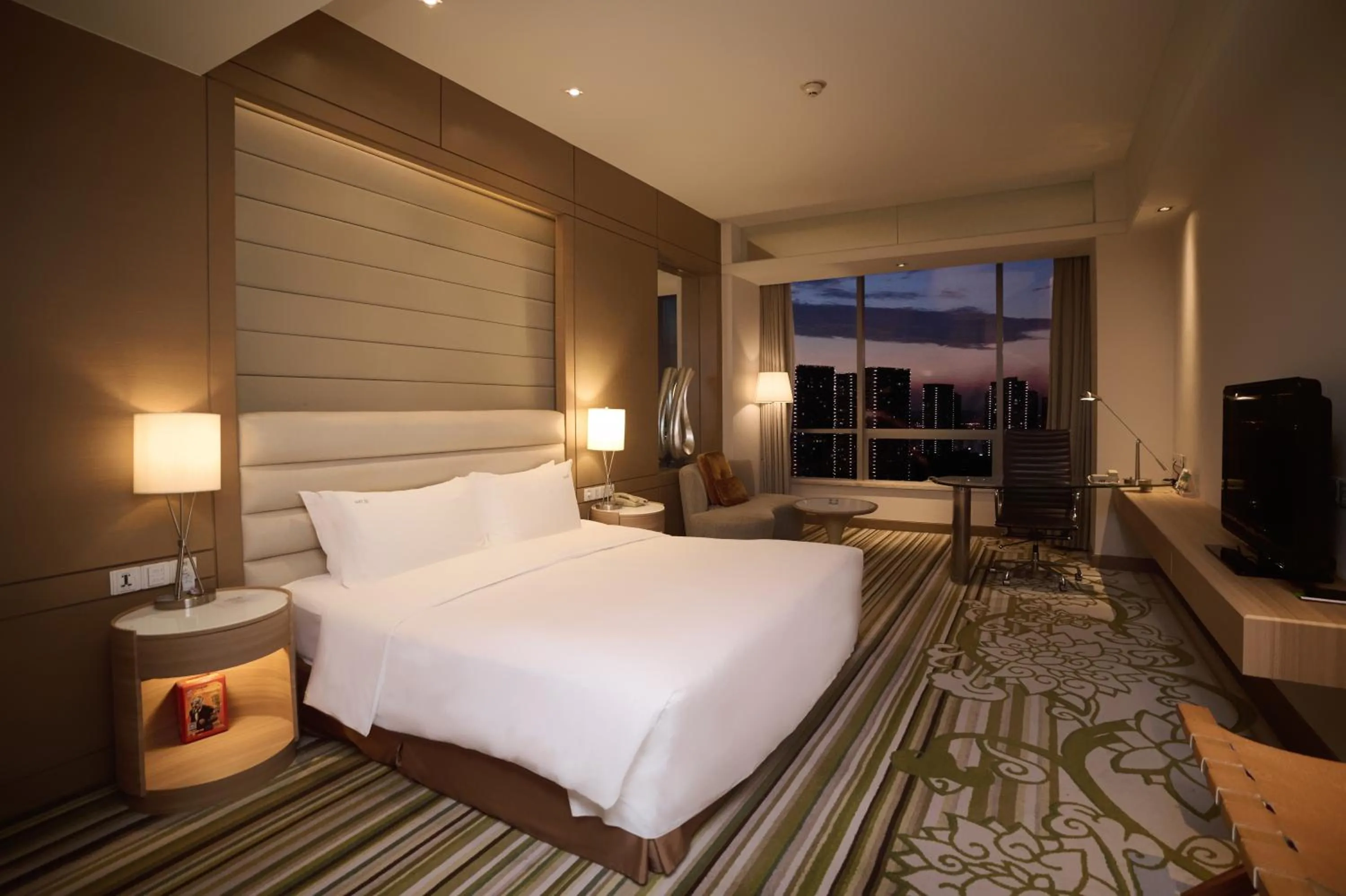 Bedroom, Bed in Holiday Inn Tianjin Riverside by IHG