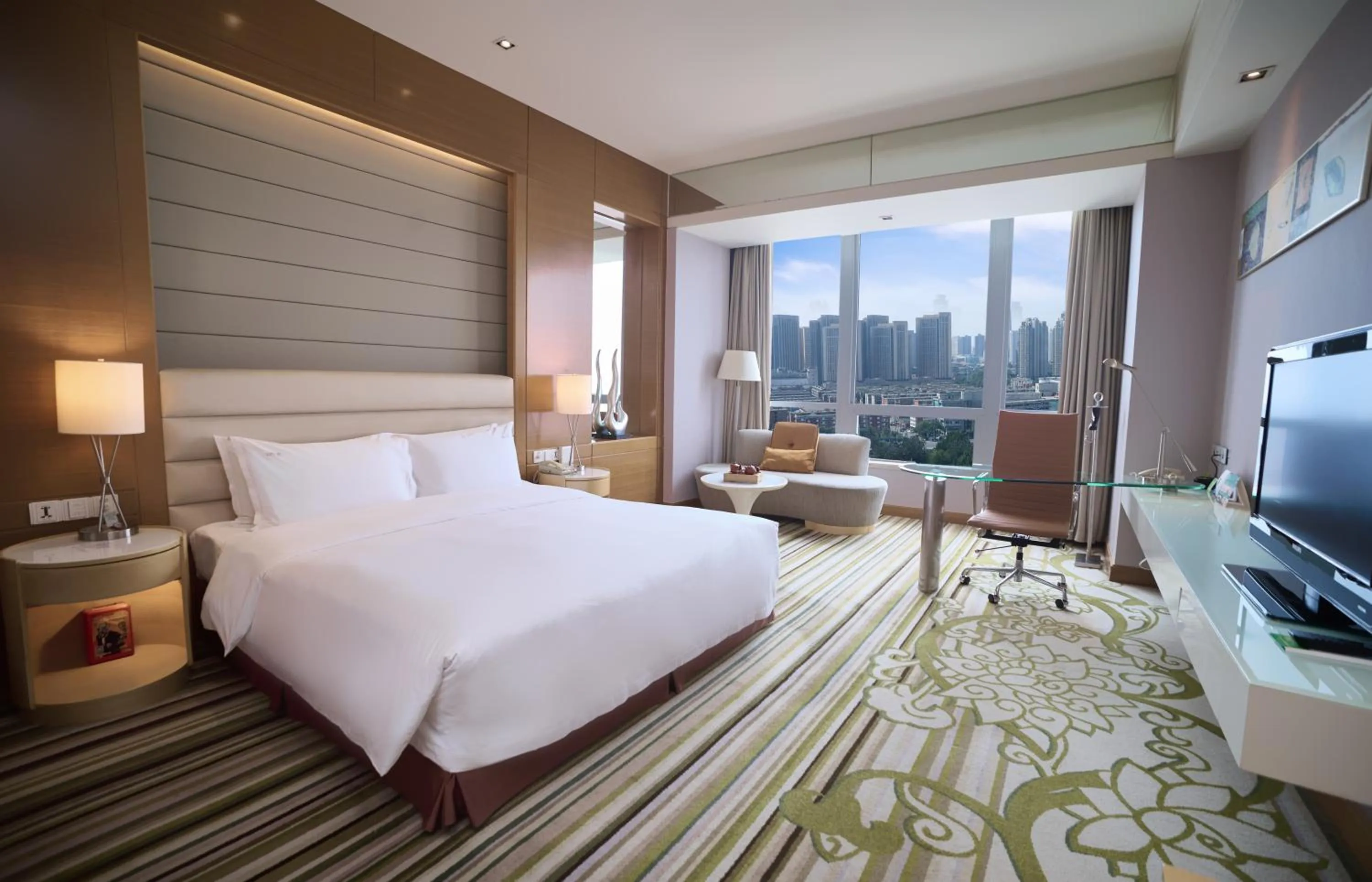 Communal lounge/ TV room, Bed in Holiday Inn Tianjin Riverside by IHG