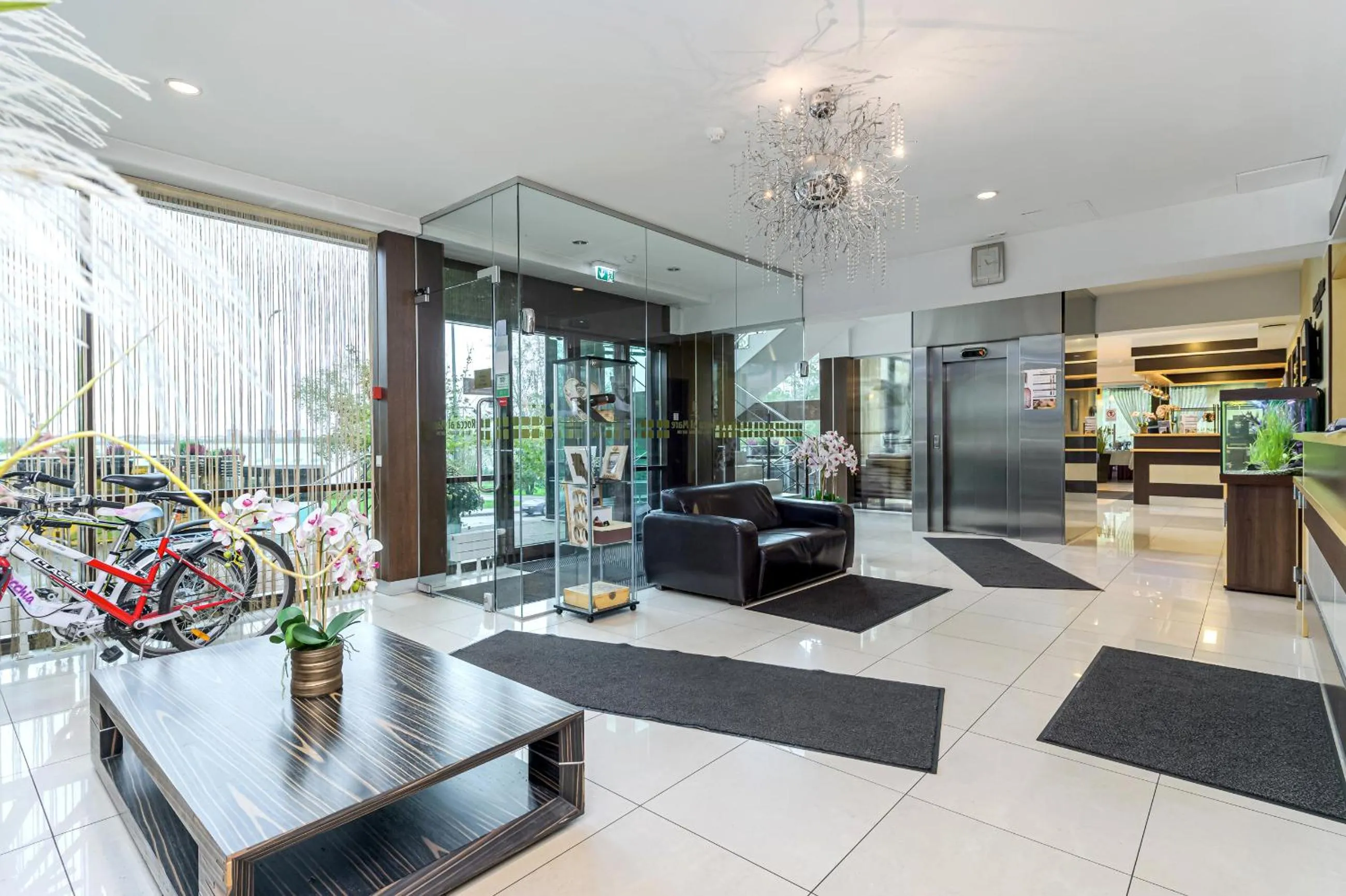 Seating area in Hotel Rocca al Mare