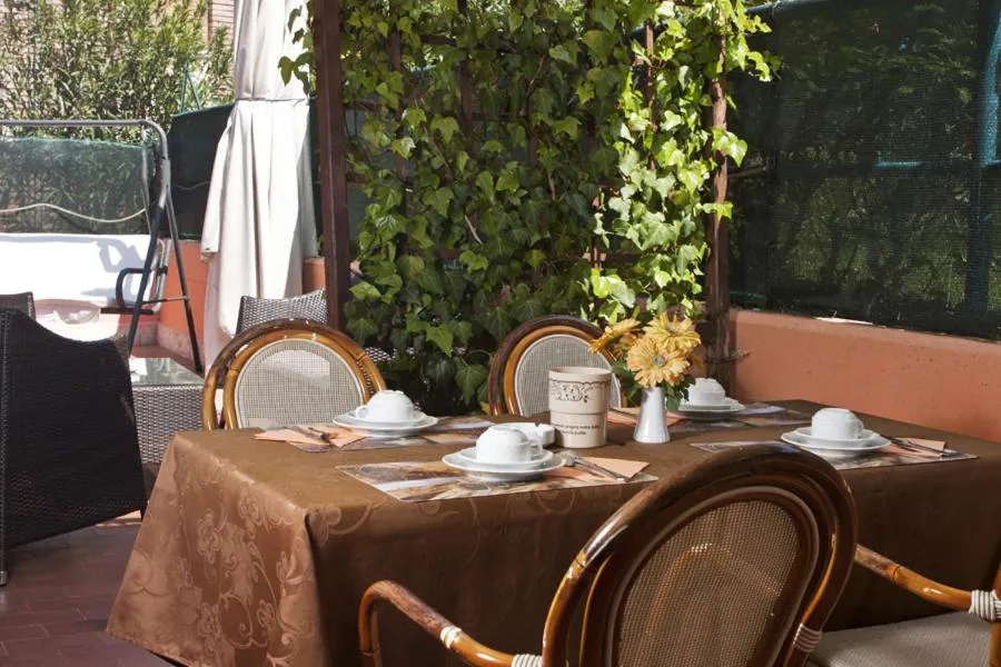 Restaurant/places to eat in Hotel St. Antony