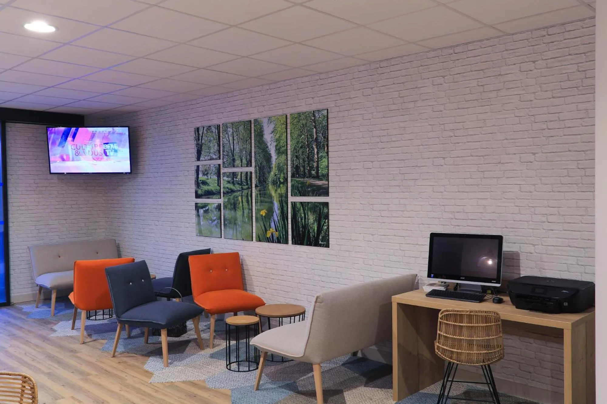 Communal lounge/ TV room in The Originals City, Hôtel de la Confluence, Agen Ouest