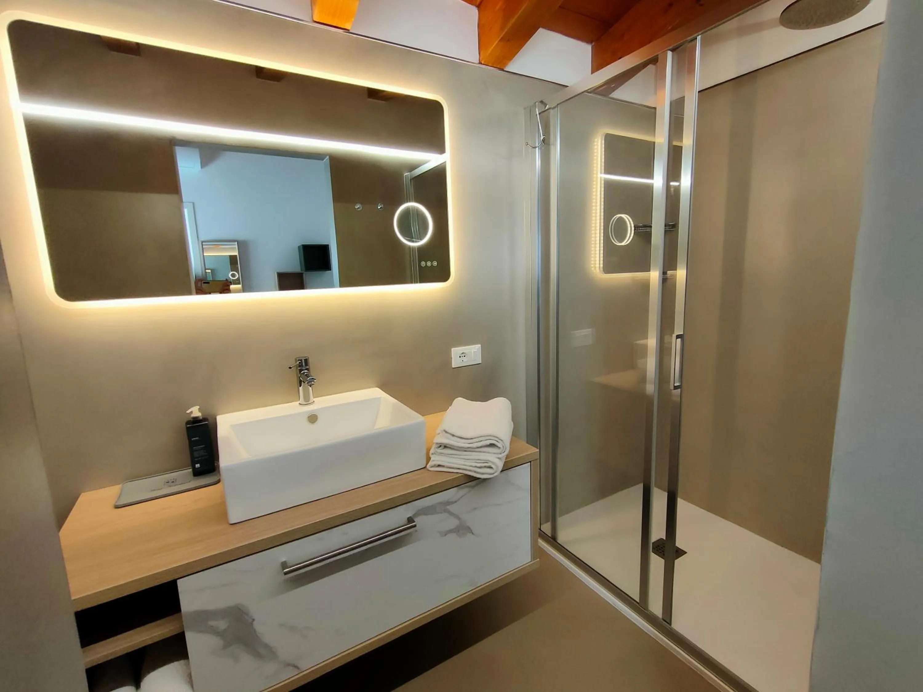 Shower in Hotel Nederland